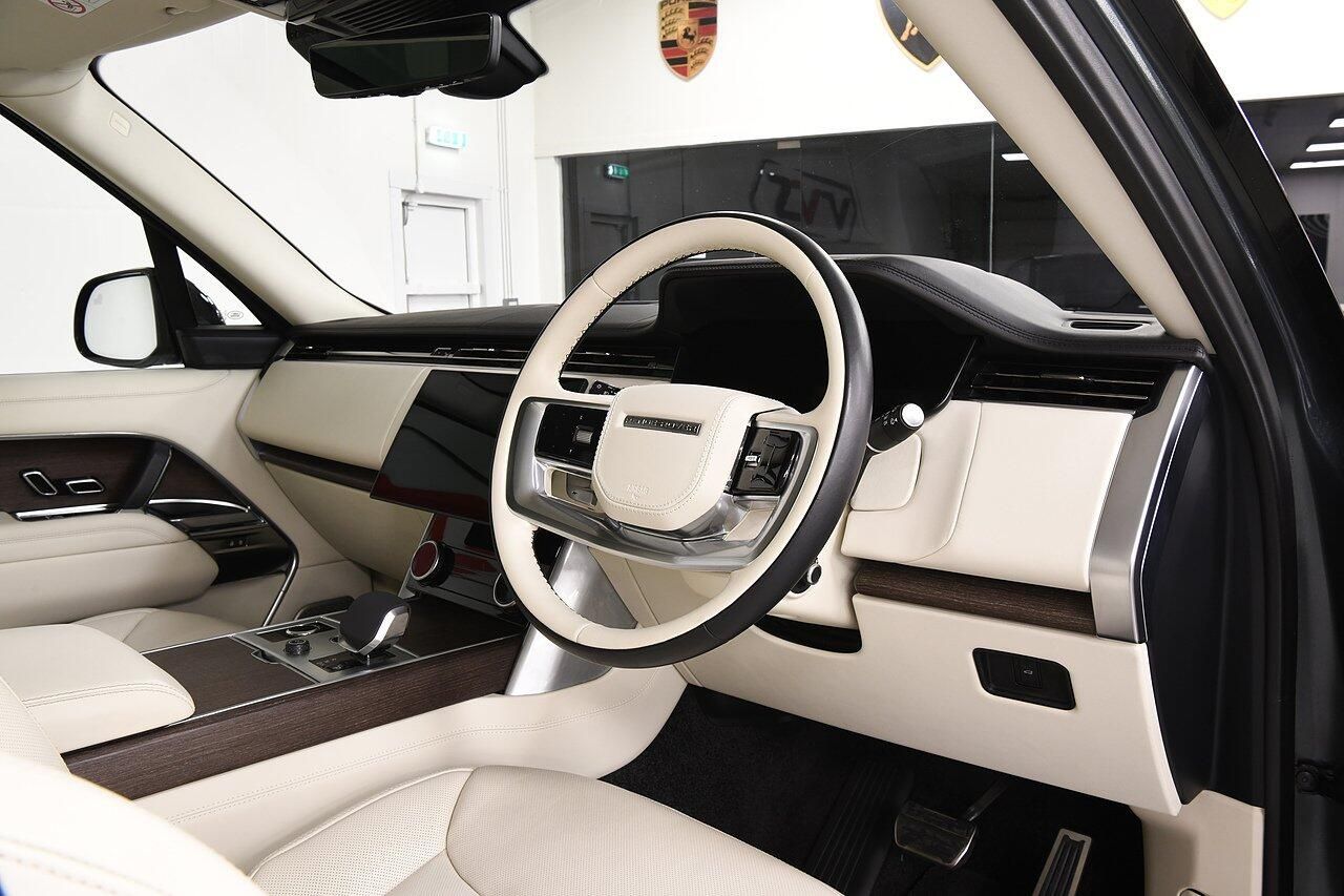 LAND ROVER RANGE ROVER ESTATE 3.0 P400 Autobiography LWB 4dr Auto [7 Seat] for sale UK - Slide 4