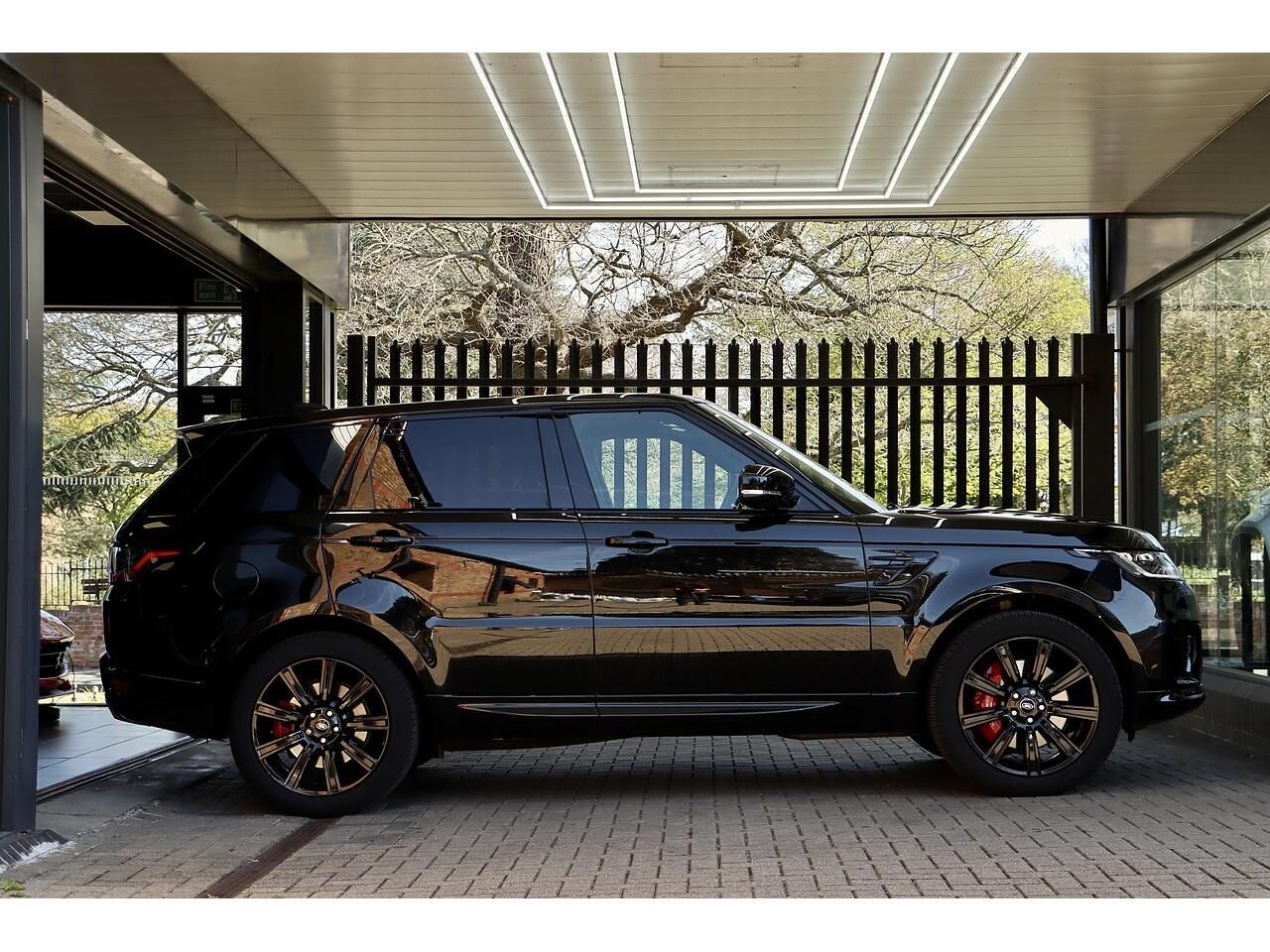 LAND ROVER RANGE ROVER SPORT ESTATE 2.0 P400e HSE Dynamic Black 5dr Auto for sale UK - Slide 4