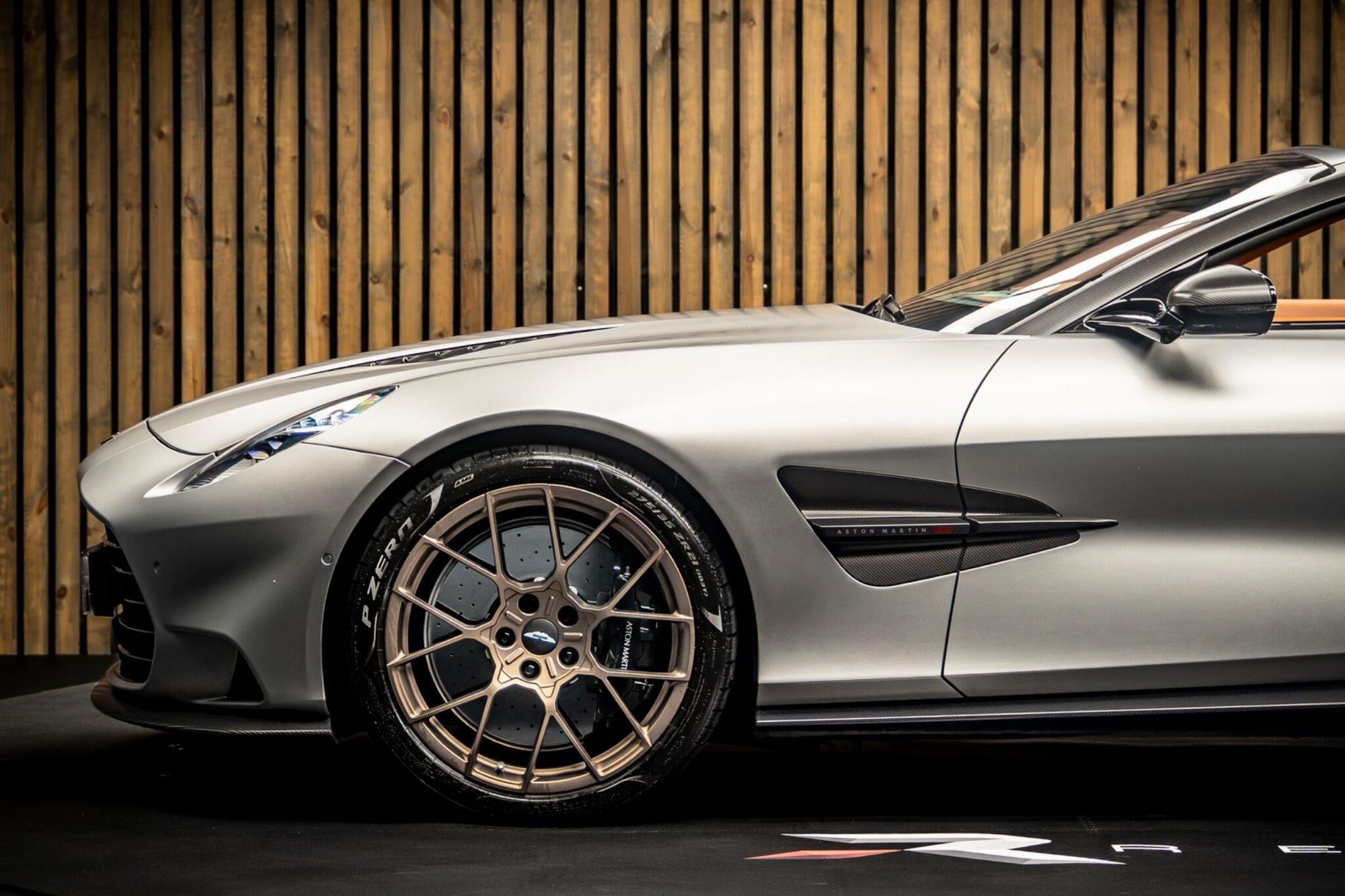 ASTON MARTIN VANQUISH CONVERTIBLE V12 Volante 2dr Auto for sale UK - Slide 9