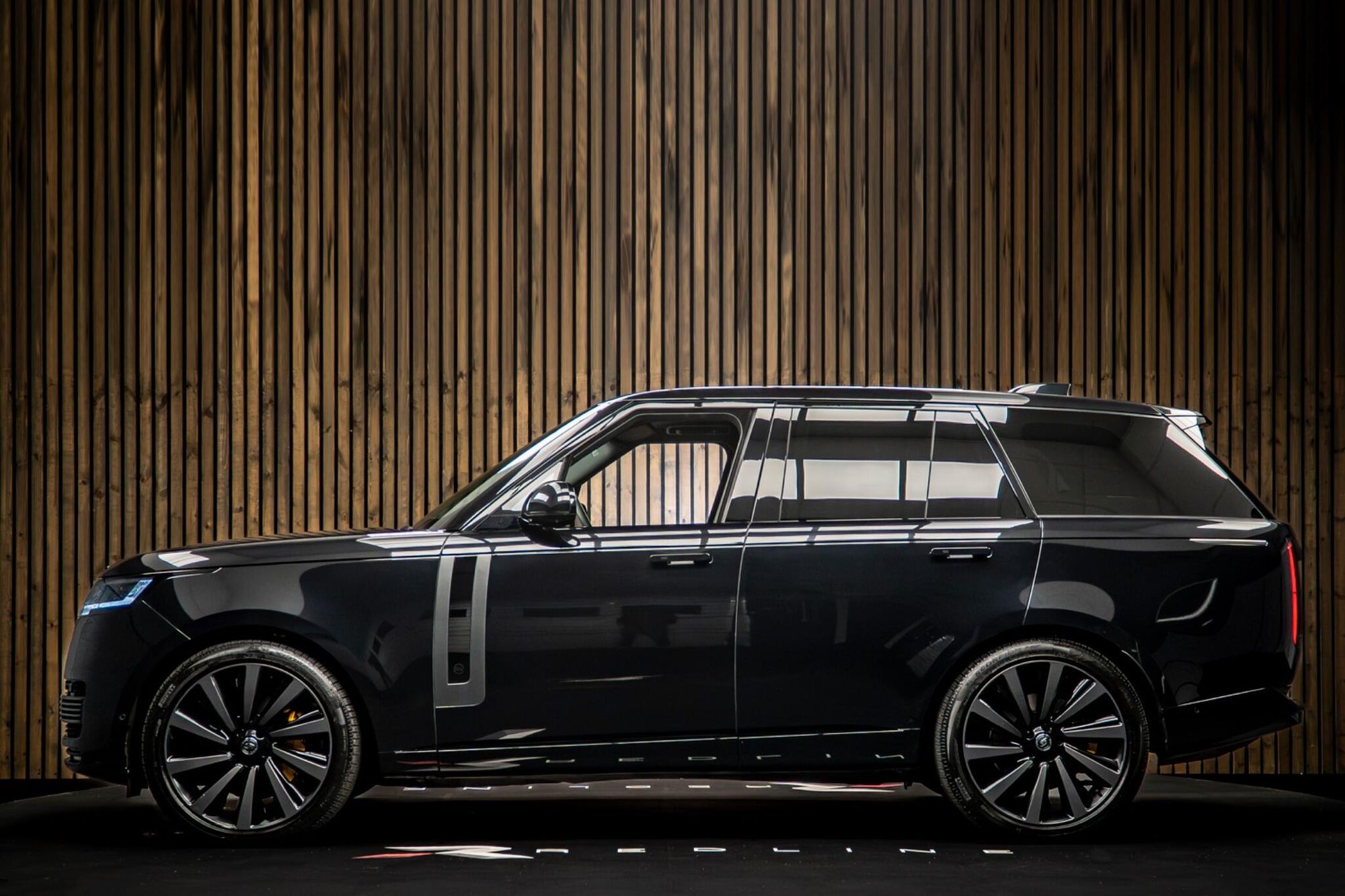 LAND ROVER RANGE ROVER ESTATE 4.4 P615 V8 SV 4dr Auto for sale UK - Slide 7
