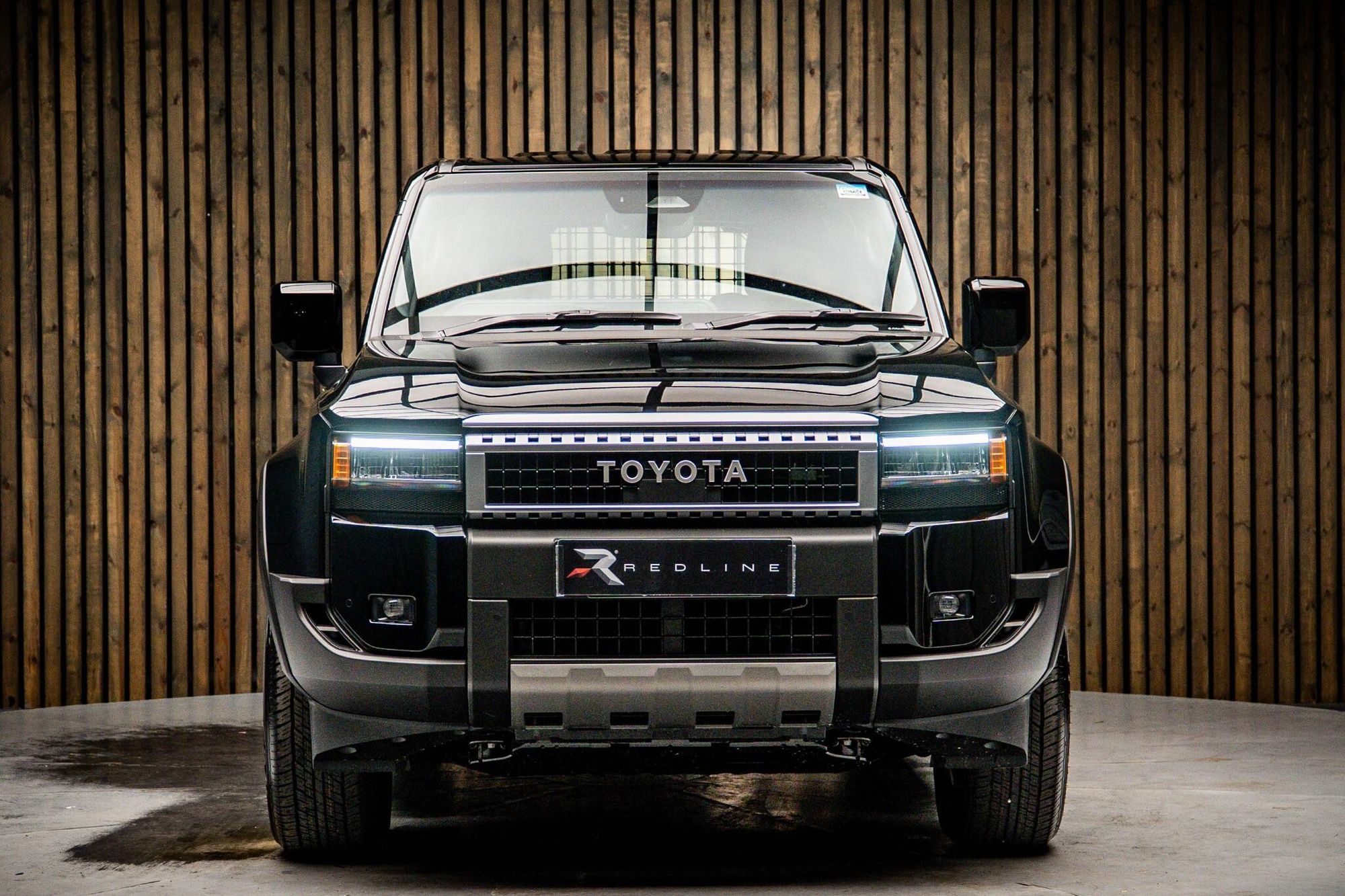 TOYOTA LAND CRUISER DIESEL SW 2.8 D-4D 204 Invincible 5dr Auto 7 Seats for sale UK - Slide 5