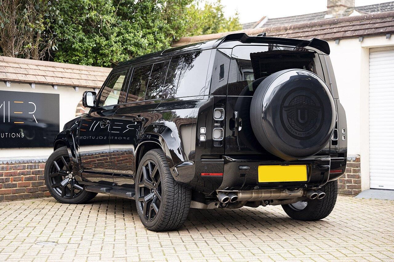 LAND ROVER DEFENDER ESTATE 5.0 P525 V8 110 5dr Auto for sale UK - Slide 5