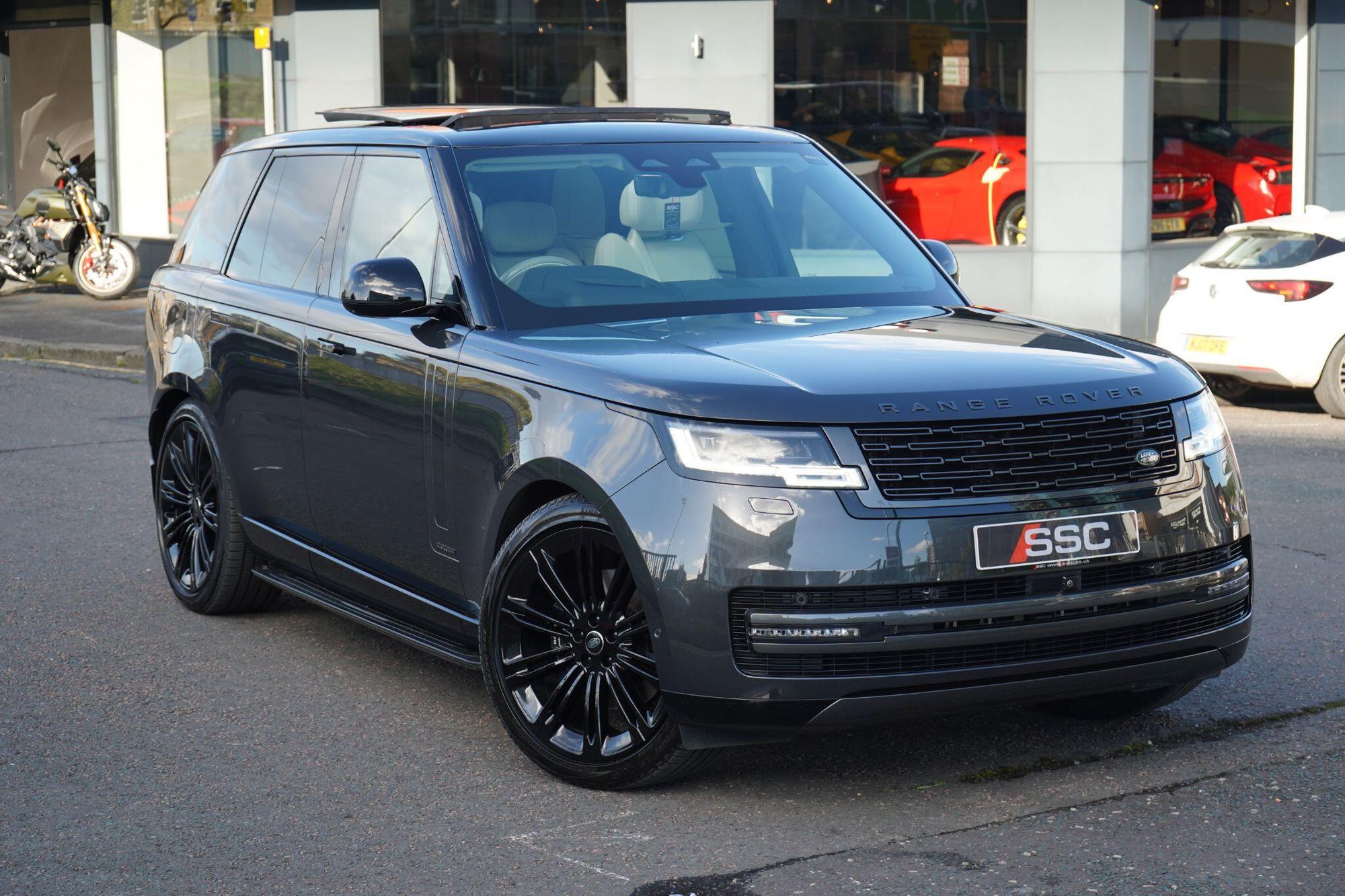 LAND ROVER RANGE ROVER DIESEL ESTATE 3.0 D350 Autobiography 4dr Auto for sale UK - Slide 4