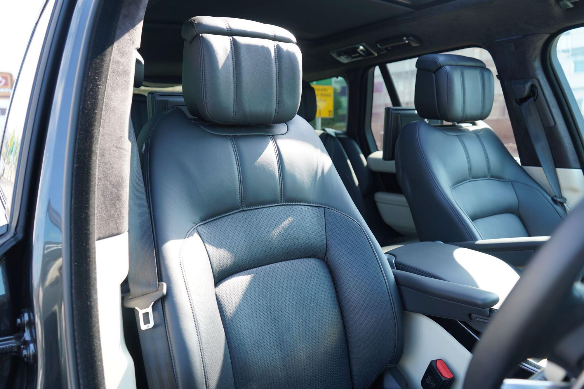 LAND ROVER RANGE ROVER ESTATE 2.0 P400e Autobiography 4dr Auto for sale UK - Slide 3