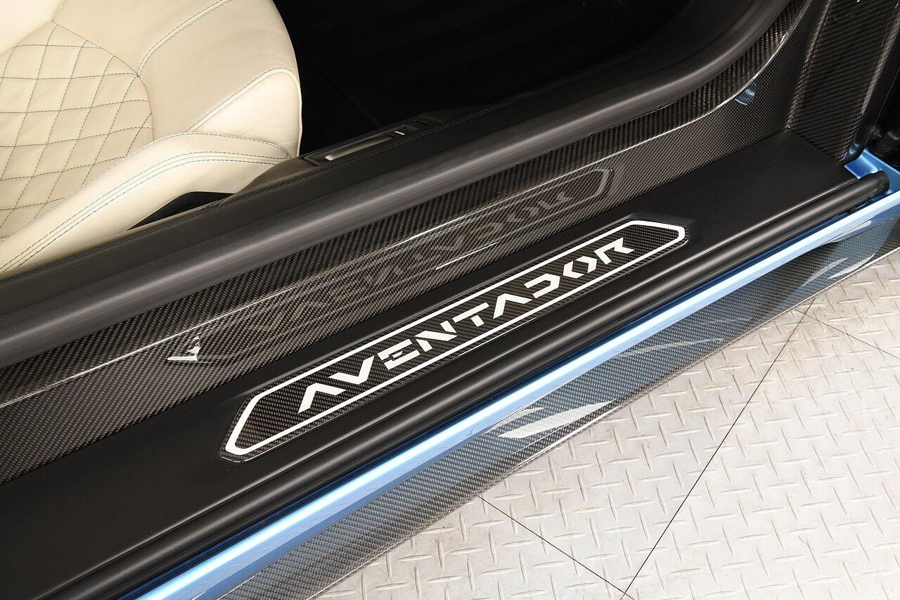 LAMBORGHINI AVENTADOR ROADSTER LP 740-4 S 2dr ISR for sale UK - Slide 10