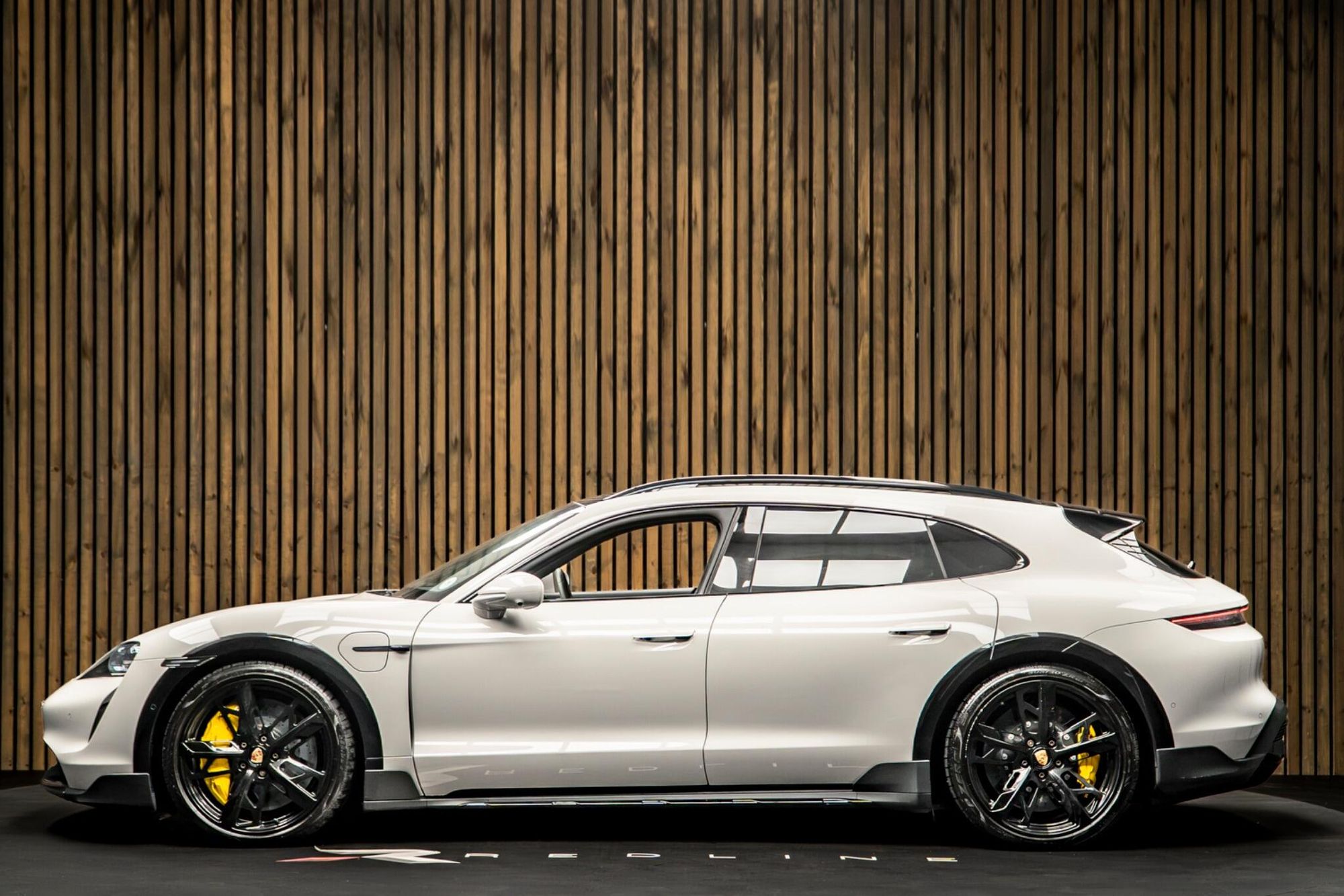 PORSCHE TAYCAN CROSS TURISMO 560kW Turbo S 93kWh 5dr Auto for sale UK - Slide 7