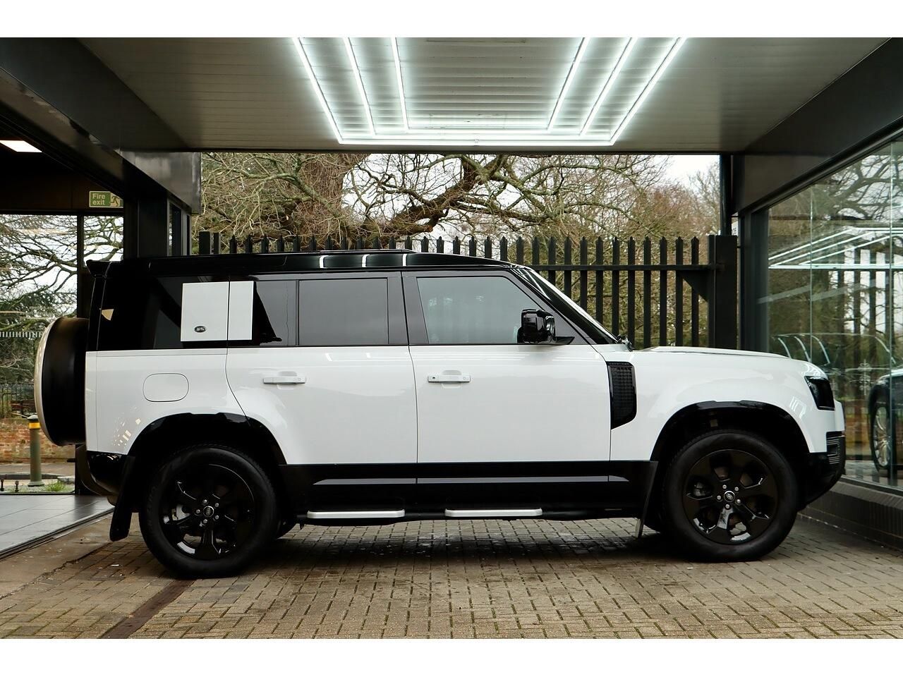 LAND ROVER DEFENDER DIESEL ESTATE 3.0 D250 X-Dynamic SE 110 5dr Auto for sale UK - Slide 4