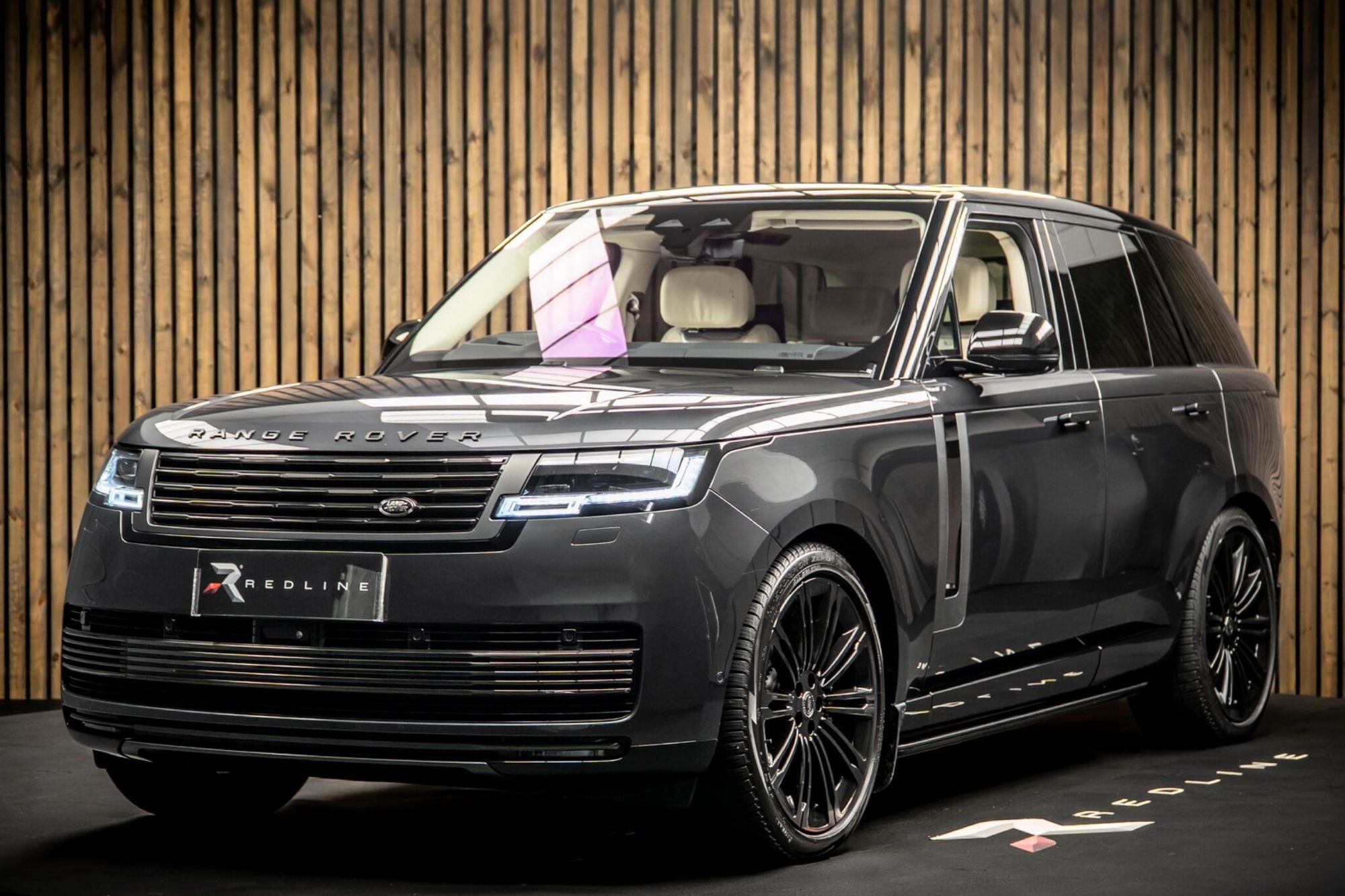 LAND ROVER RANGE ROVER ESTATE 4.4 P530 V8 SV 4dr Auto for sale UK - Slide 8