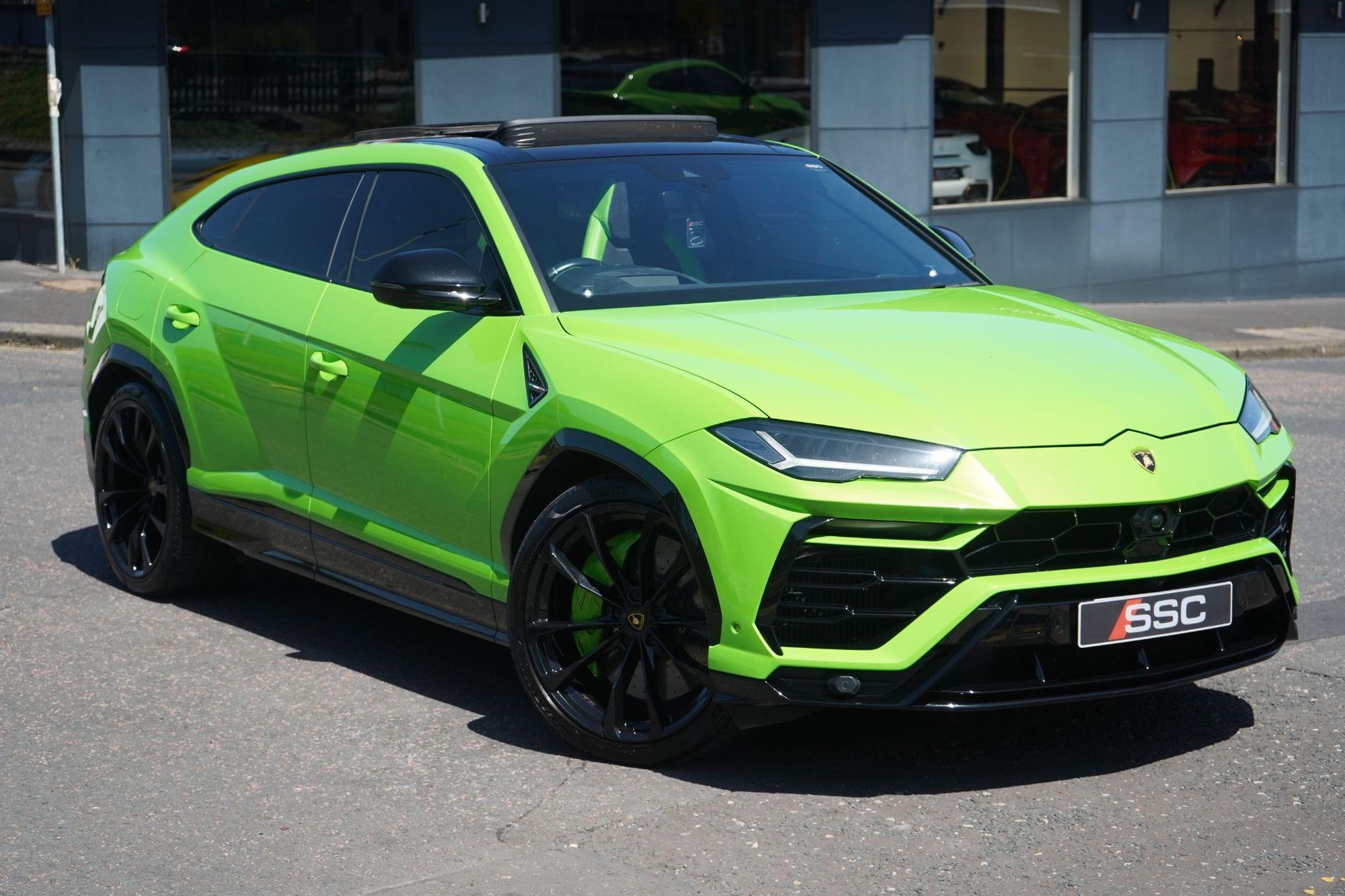 LAMBORGHINI URUS ESTATE 4.0T FSI V8 Pearl Capsule 5dr Auto for sale UK - Slide 4