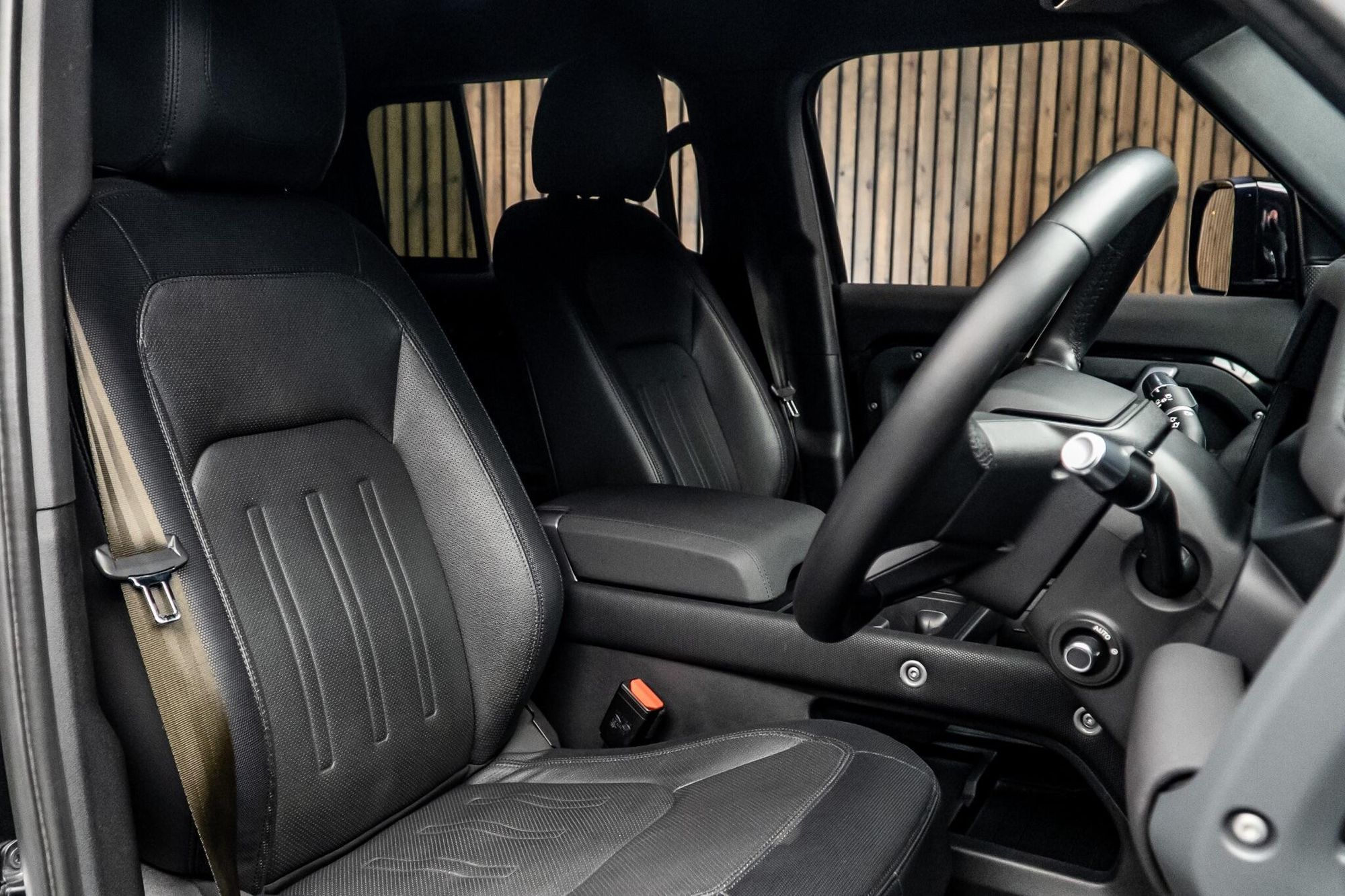 LAND ROVER DEFENDER DIESEL ESTATE 3.0 D250 X-Dynamic SE 110 5dr Auto for sale UK - Slide 2