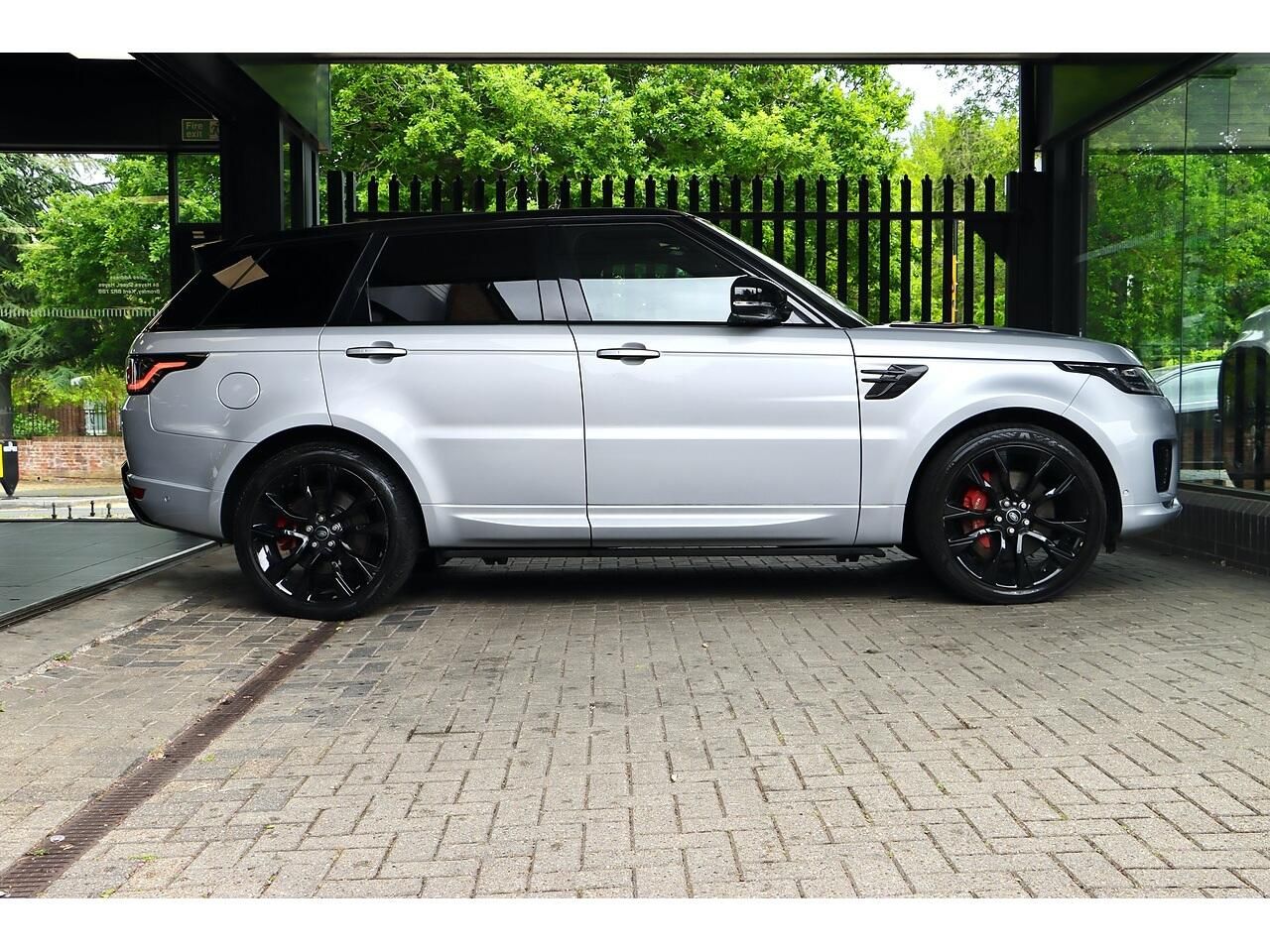 LAND ROVER RANGE ROVER SPORT ESTATE 3.0 P400 HST 5dr Auto for sale UK - Slide 4
