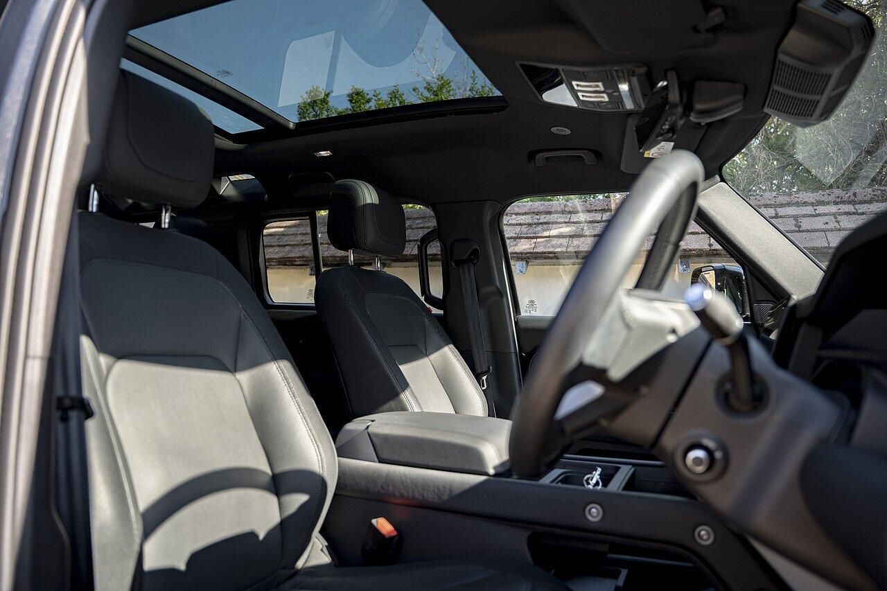 LAND ROVER DEFENDER DIESEL ESTATE 3.0 D300 X-Dynamic HSE 110 5dr Auto for sale UK - Slide 9