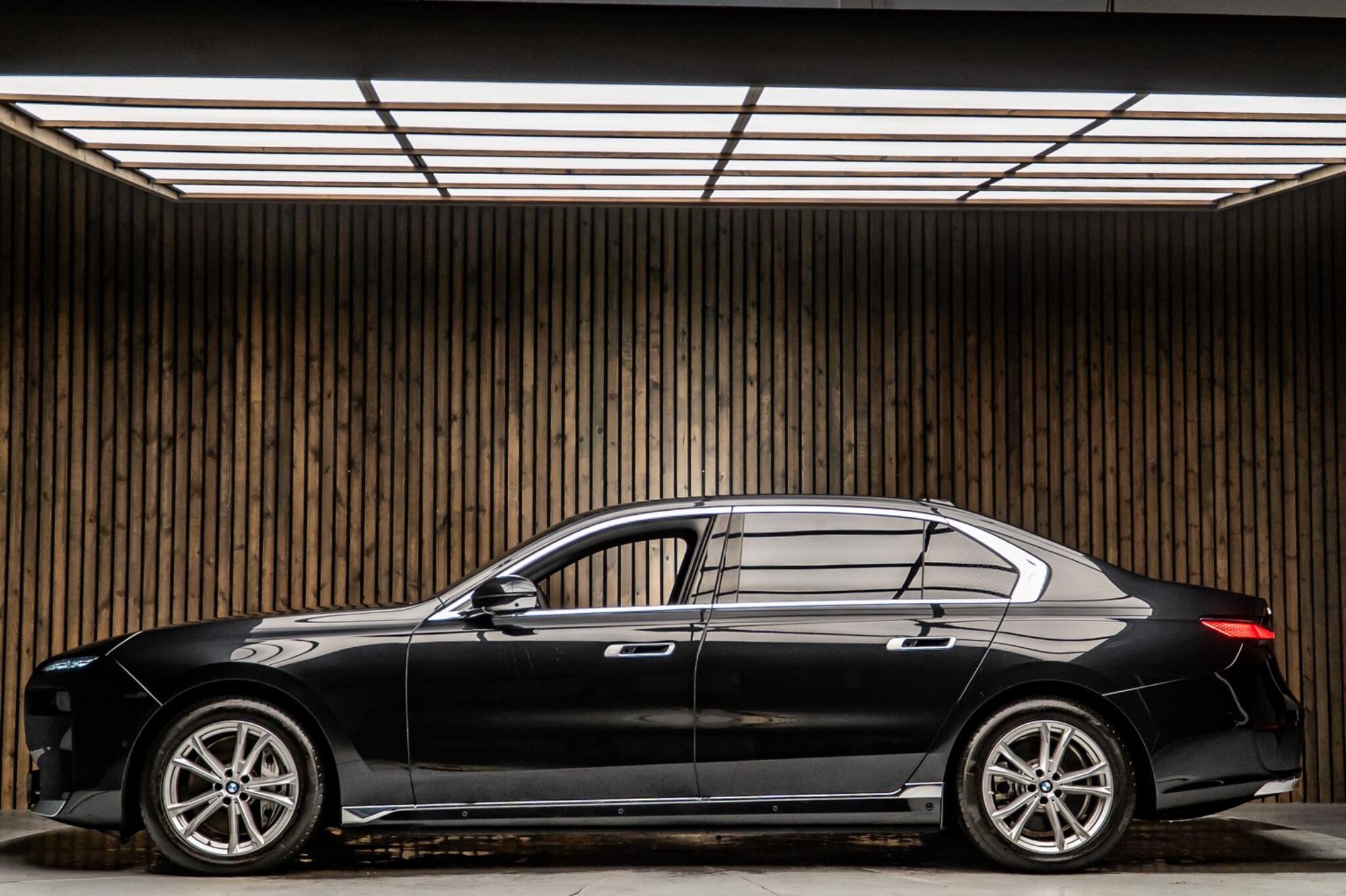 BMW I7 SALOON 400kW xDrive60 Excellence 105.7kWh 4dr Auto for sale UK - Slide 7