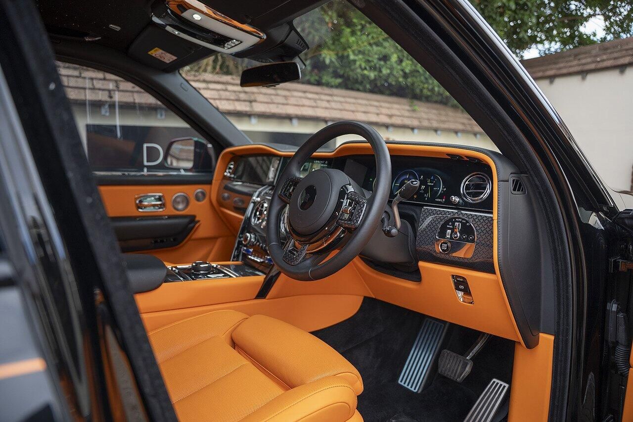 ROLLS-ROYCE CULLINAN ESTATE II Black Badge 5dr Auto for sale UK - Slide 9