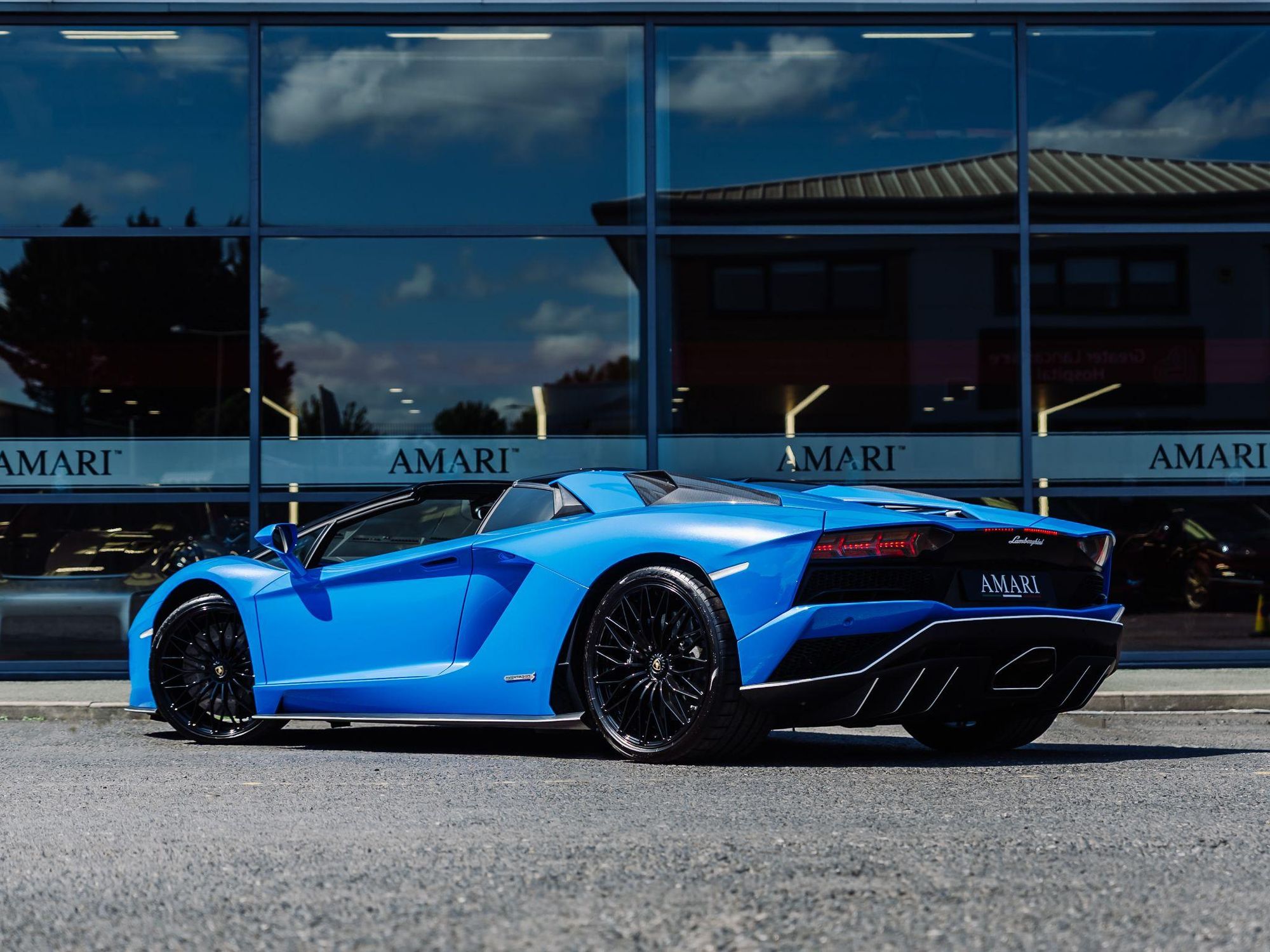 LAMBORGHINI AVENTADOR ROADSTER LP 740-4 S 2dr ISR for sale UK - Slide 5