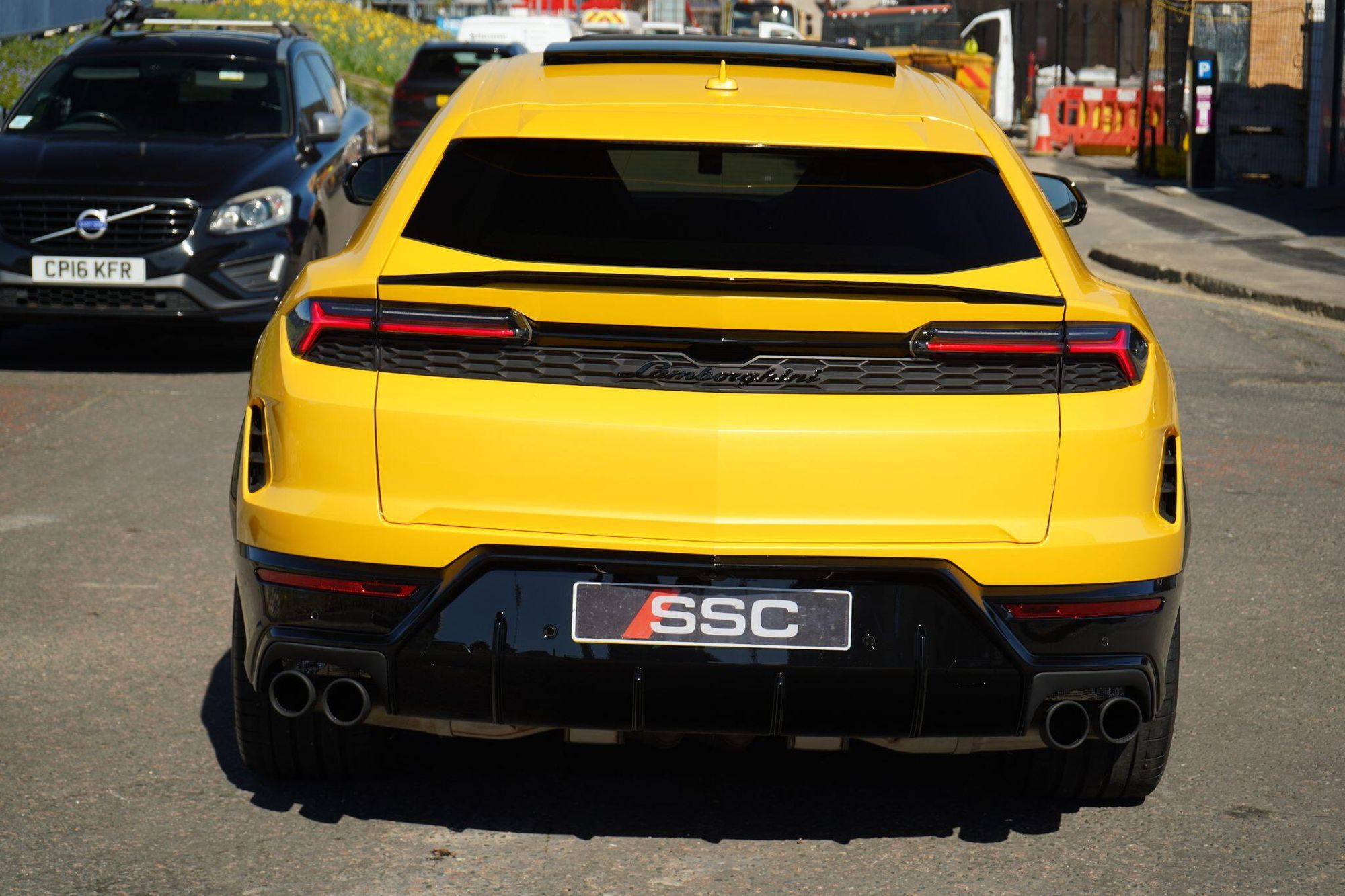 LAMBORGHINI URUS ESTATE 4.0T 25.9kWh Plug-in Hybrid FSI V8 5dr Auto for sale UK - Slide 10