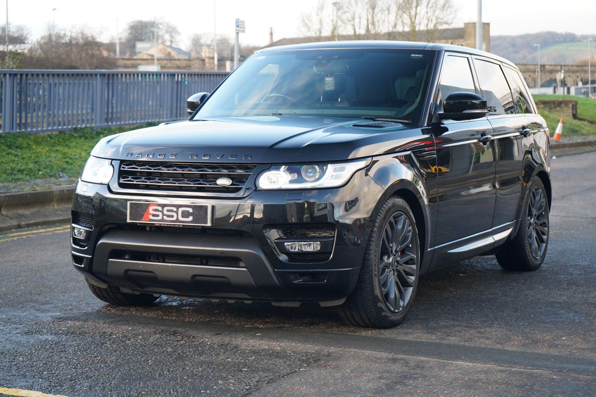 LAND ROVER RANGE ROVER SPORT DIESEL ESTATE 3.0 SDV6 HSE Dynamic 5dr Auto for sale UK - Slide 7