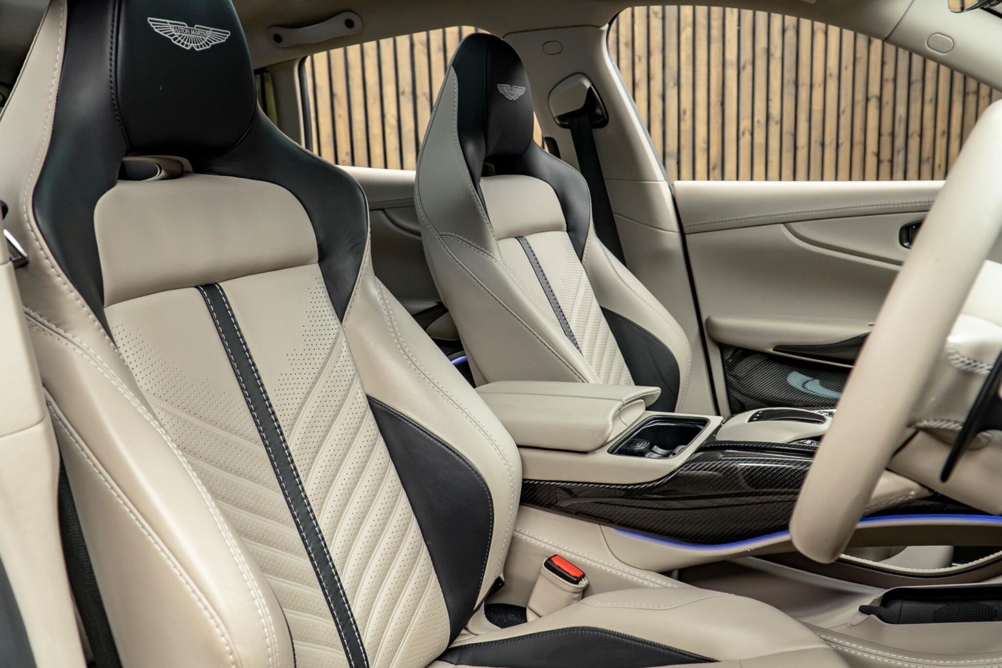 ASTON MARTIN DBX ESTATE V8 DBX707 5dr Touchtronic for sale UK - Slide 2