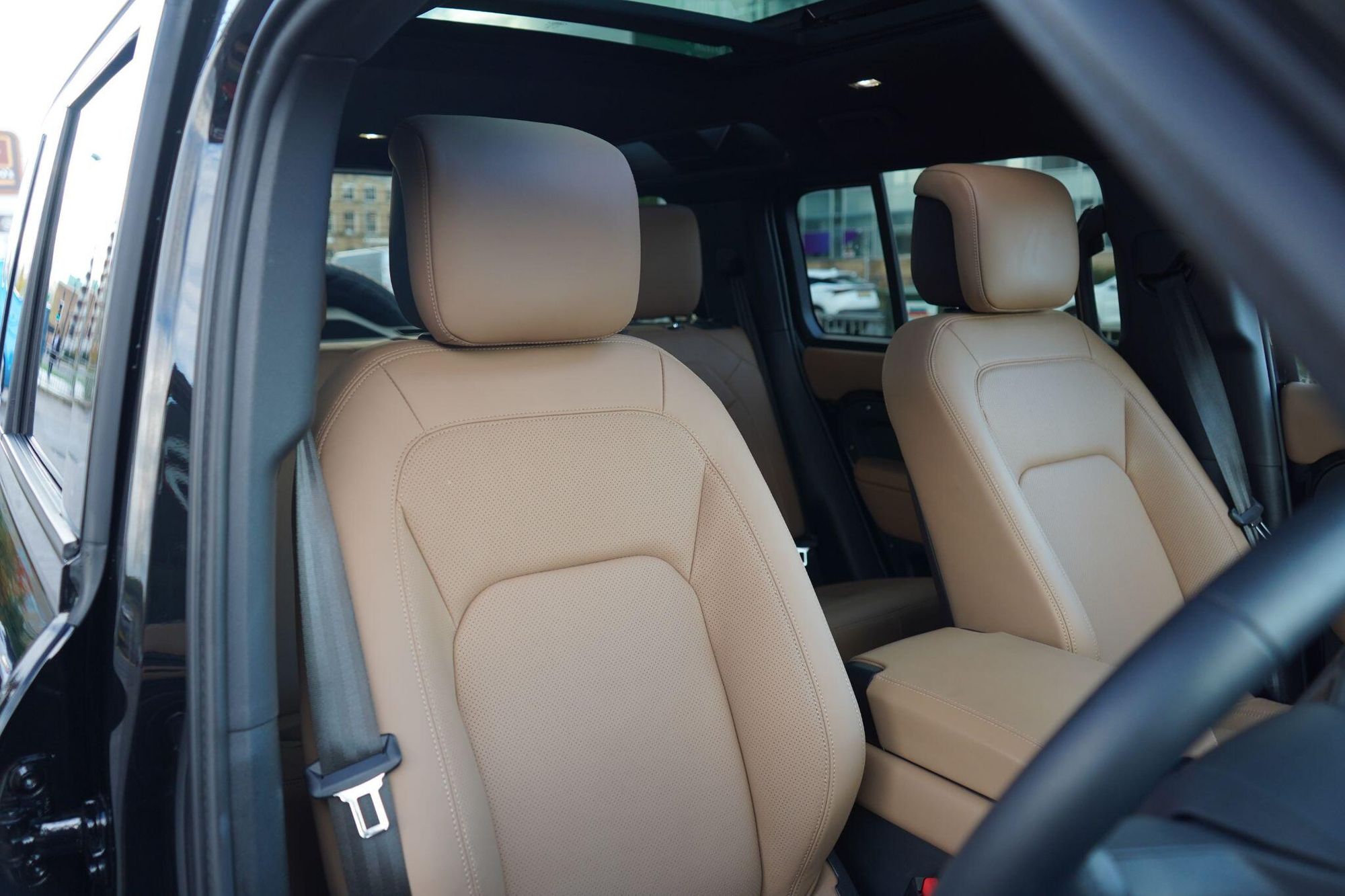 LAND ROVER DEFENDER DIESEL ESTATE 3.0 D350 X-Dynamic HSE 110 5dr Auto for sale UK - Slide 3