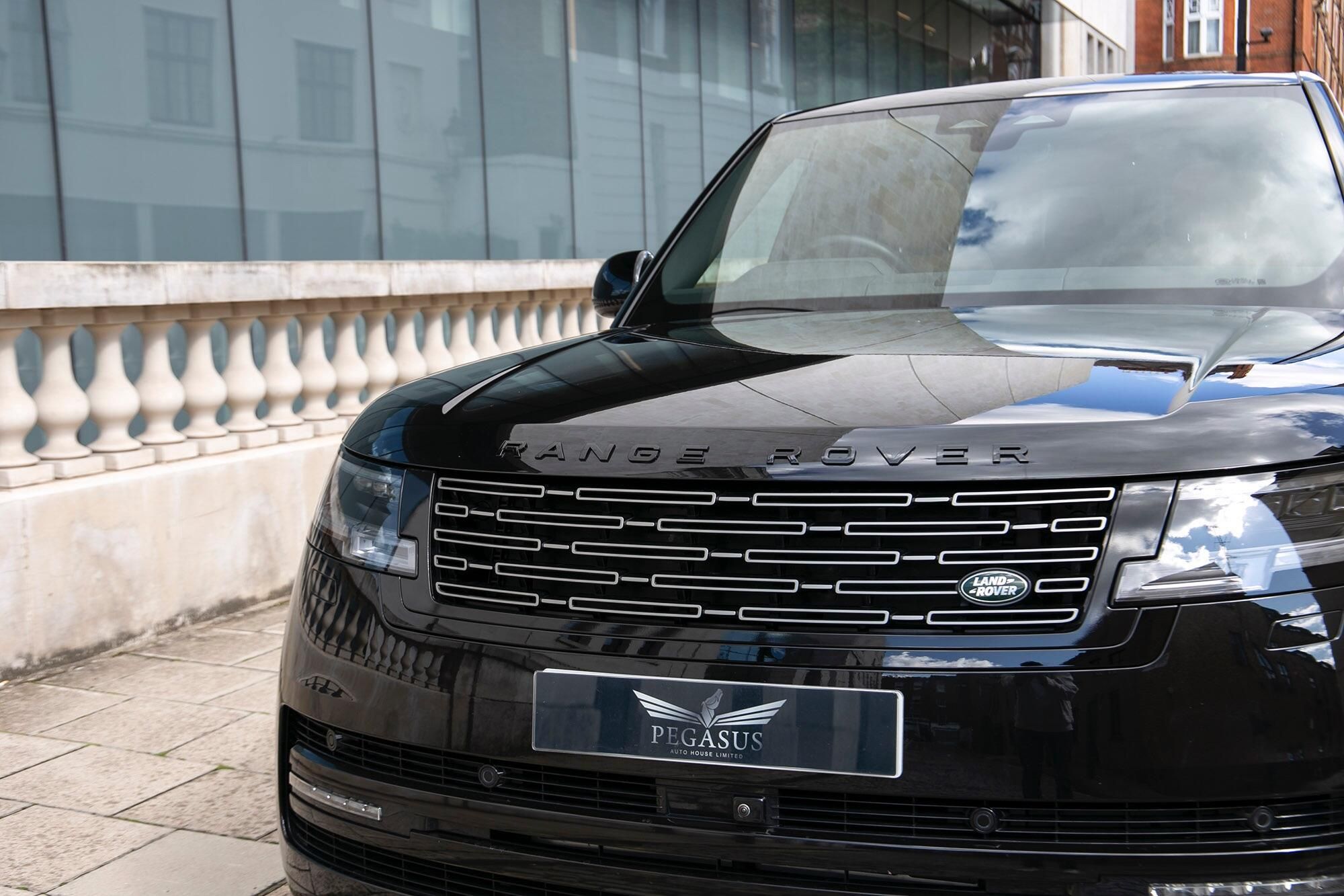 LAND ROVER RANGE ROVER ESTATE 3.0 P400 SE LWB 4dr Auto [7 Seat] for sale UK - Slide 3