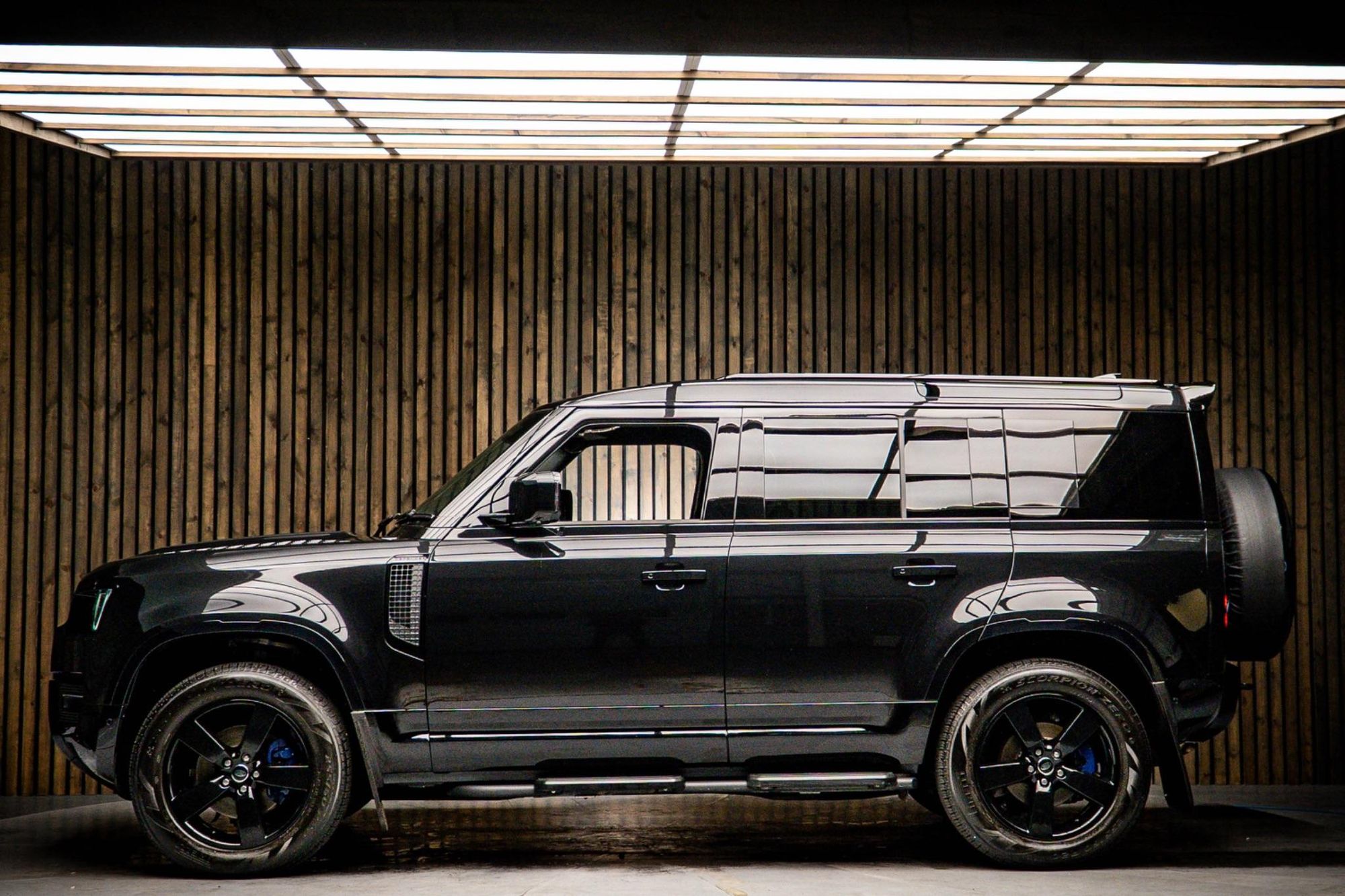 LAND ROVER DEFENDER DIESEL ESTATE 3.0 D250 X-Dynamic HSE 110 5dr Auto for sale UK - Slide 7