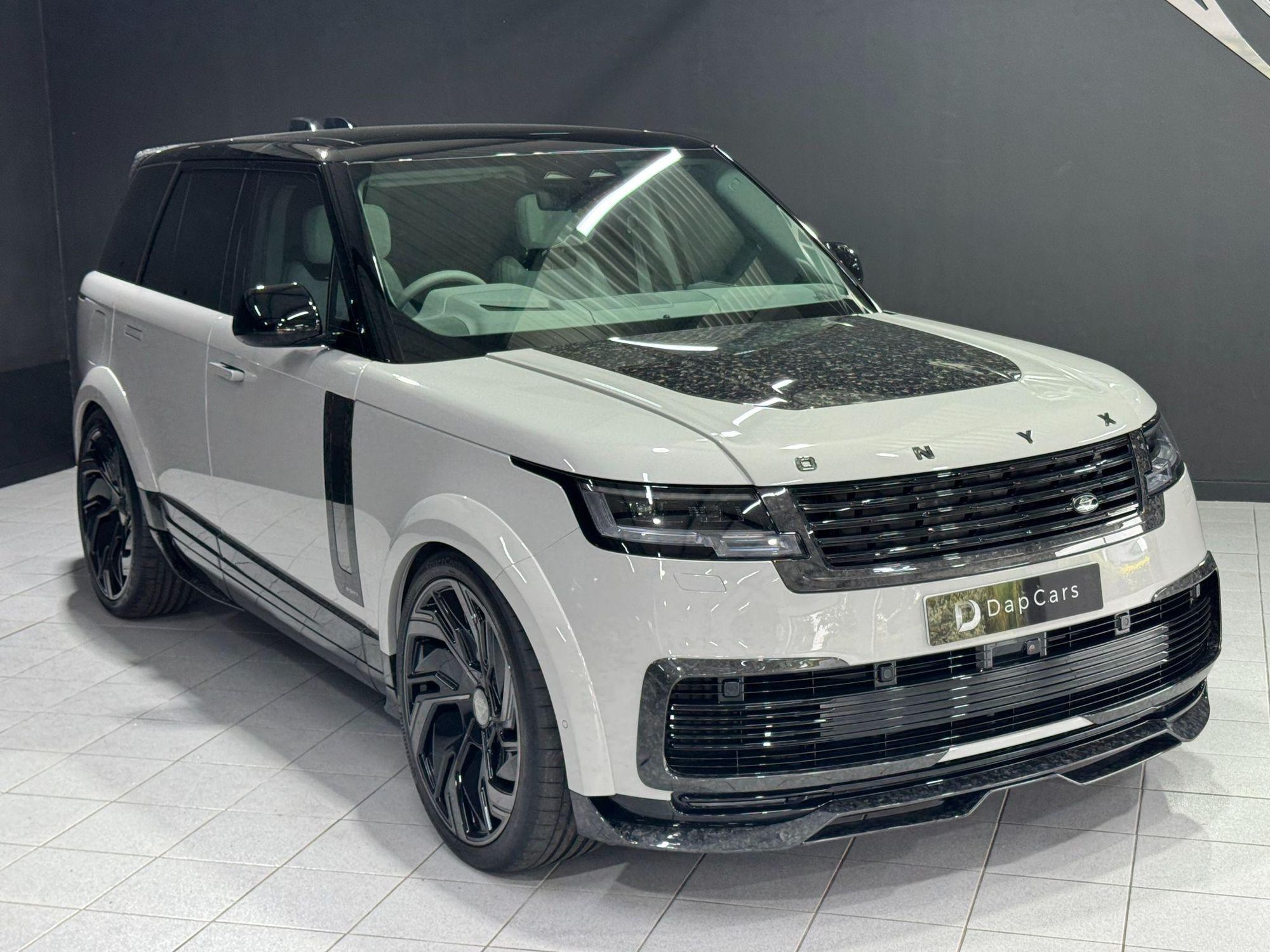 LAND ROVER RANGE ROVER ESTATE 4.4 P615 V8 SV 4dr Auto for sale UK - Slide 7