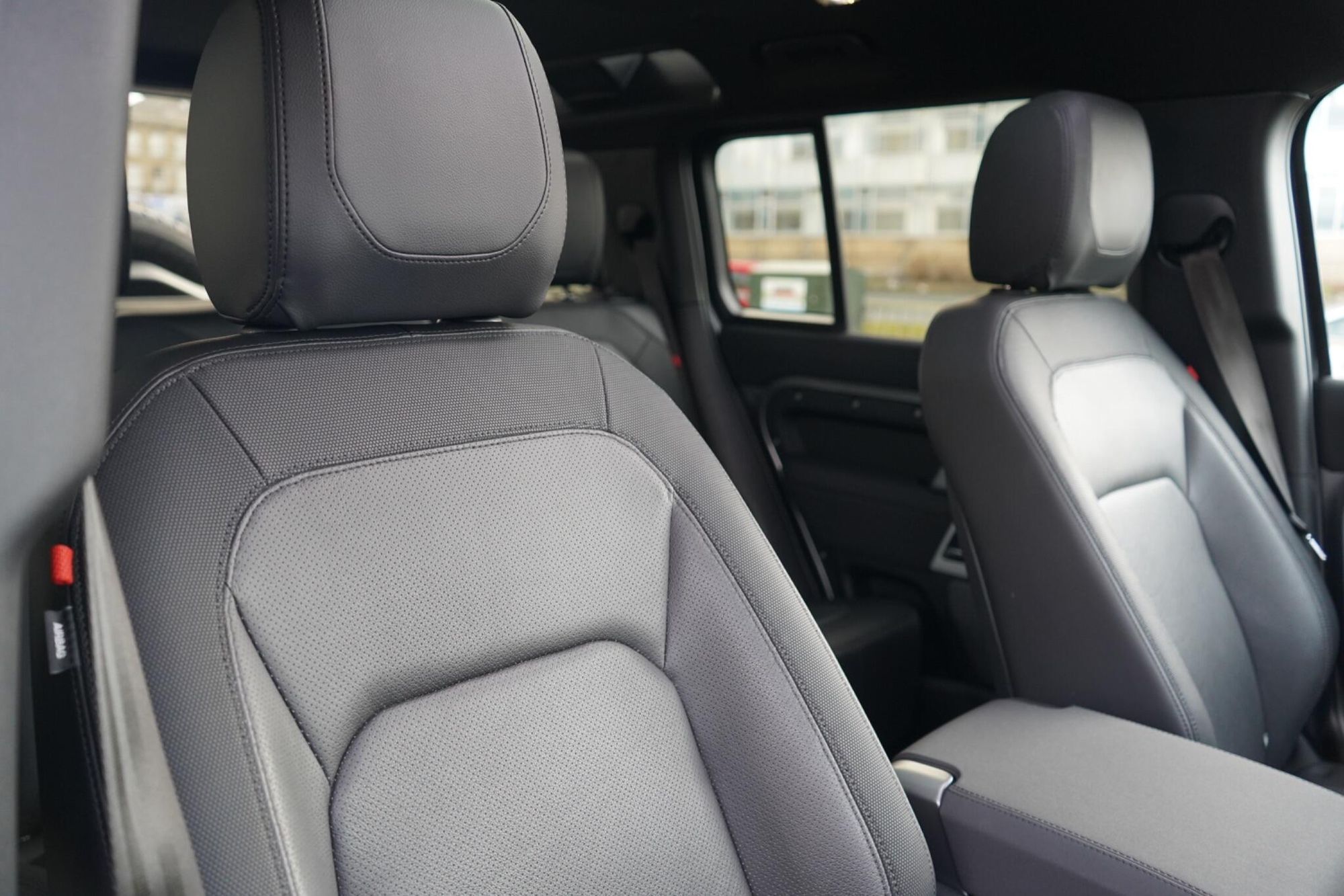 LAND ROVER DEFENDER ESTATE 2.0 P400e X-Dynamic SE 110 5dr Auto for sale UK - Slide 3