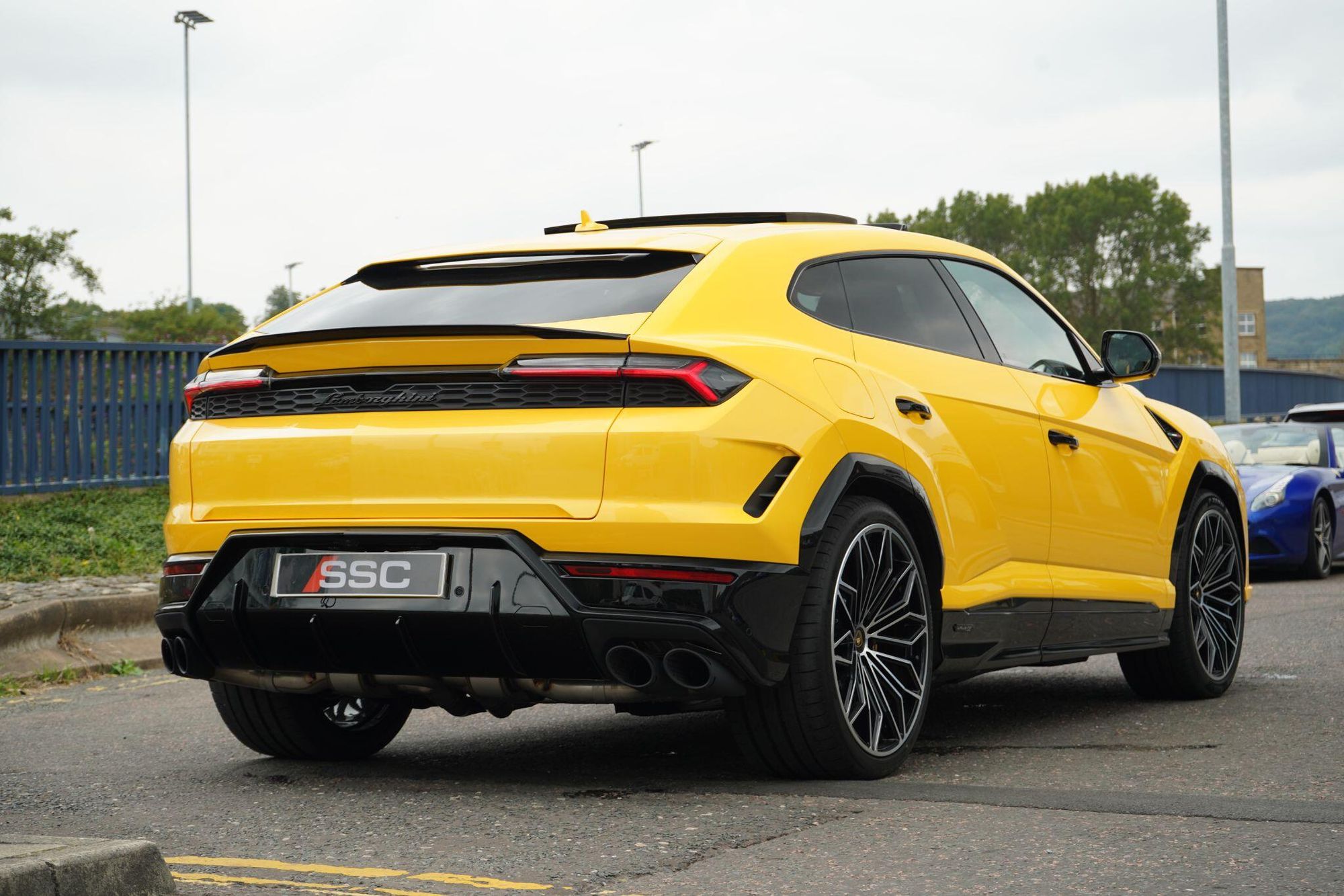LAMBORGHINI URUS ESTATE 4.0T 25.9kWh Plug-in Hybrid FSI V8 5dr Auto for sale UK - Slide 10