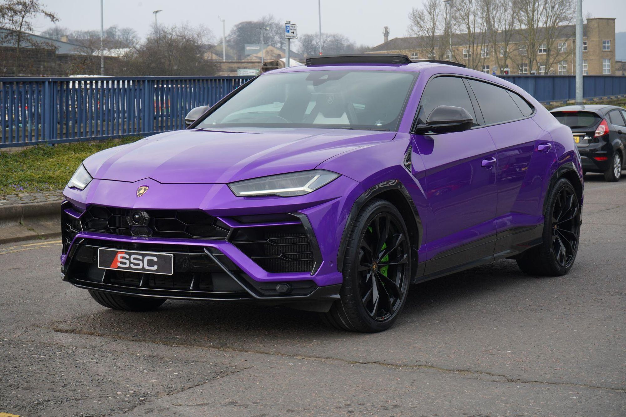 LAMBORGHINI URUS ESTATE 4.0T FSI V8 5dr Auto for sale UK - Slide 7