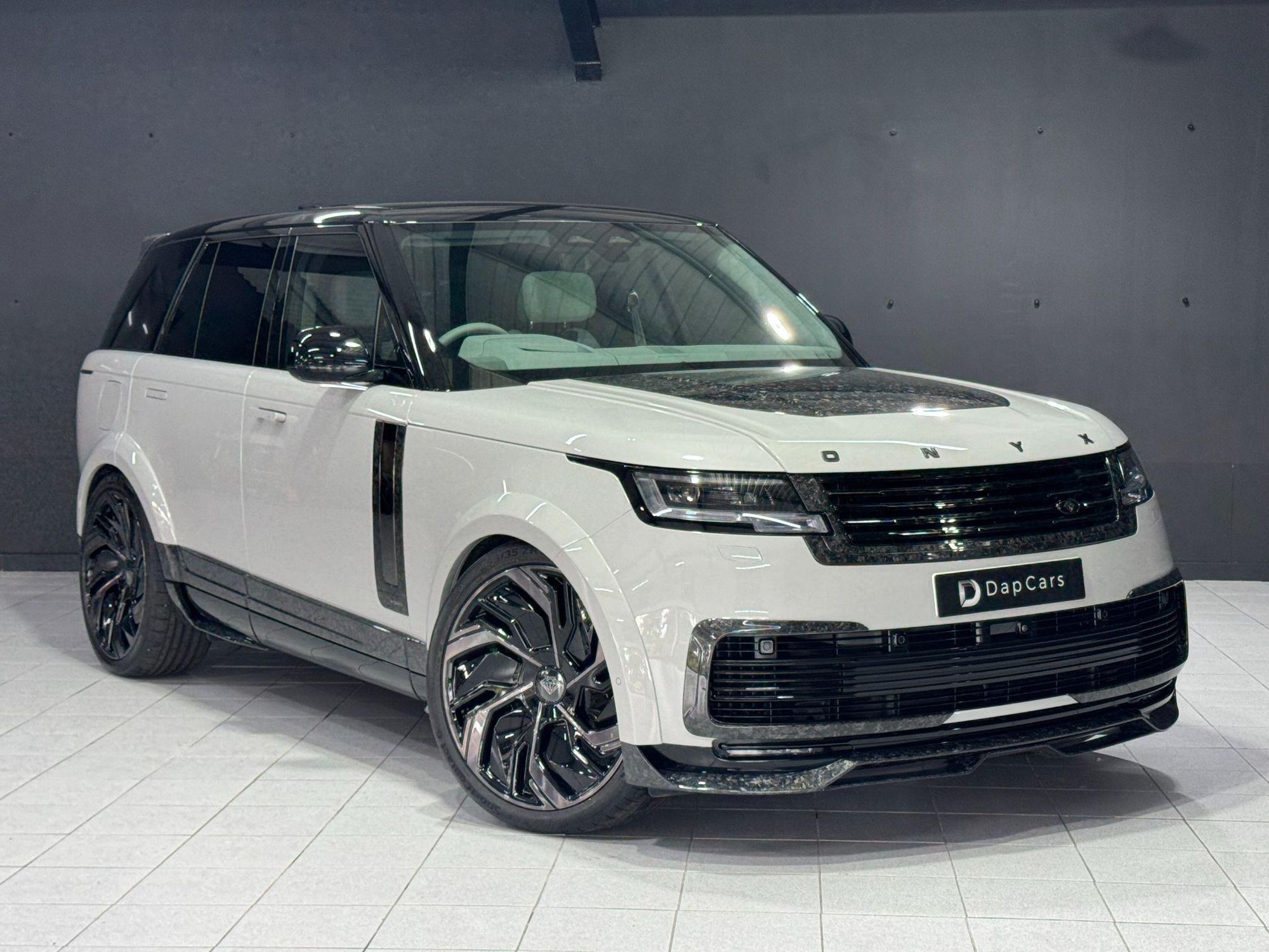 LAND ROVER RANGE ROVER ESTATE 4.4 P530 V8 SV 4dr Auto for sale UK - Slide 8