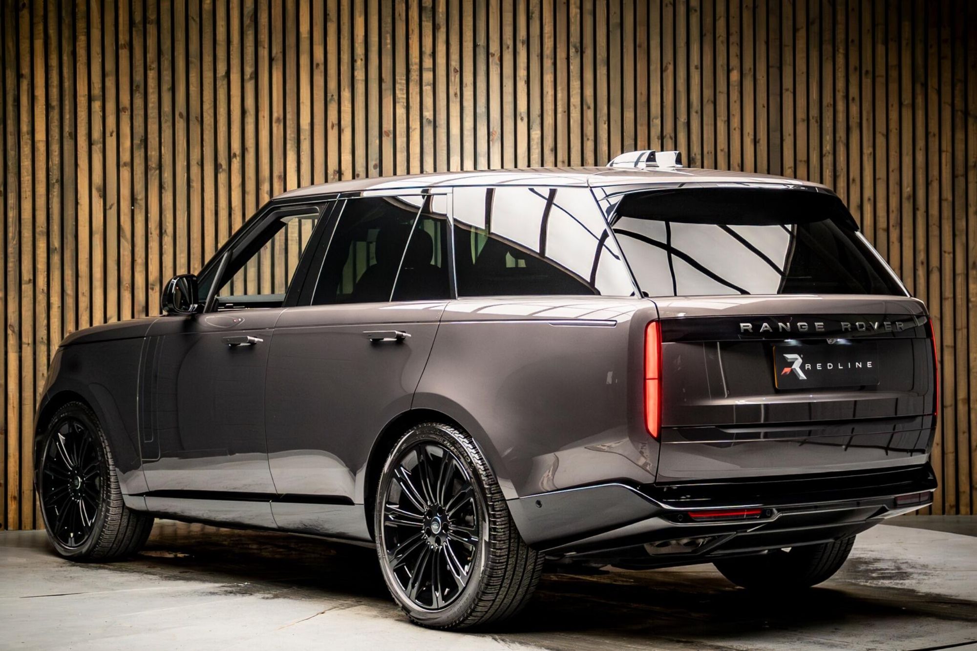 LAND ROVER RANGE ROVER DIESEL ESTATE 3.0 D300 HSE 4dr Auto for sale UK - Slide 3