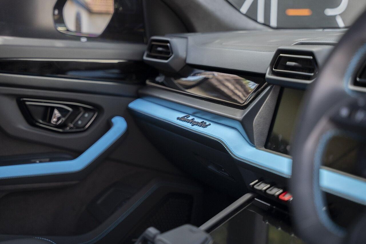 LAMBORGHINI URUS ESTATE 4.0T 25.9kWh Plug-in Hybrid FSI V8 5dr Auto for sale UK - Slide 9