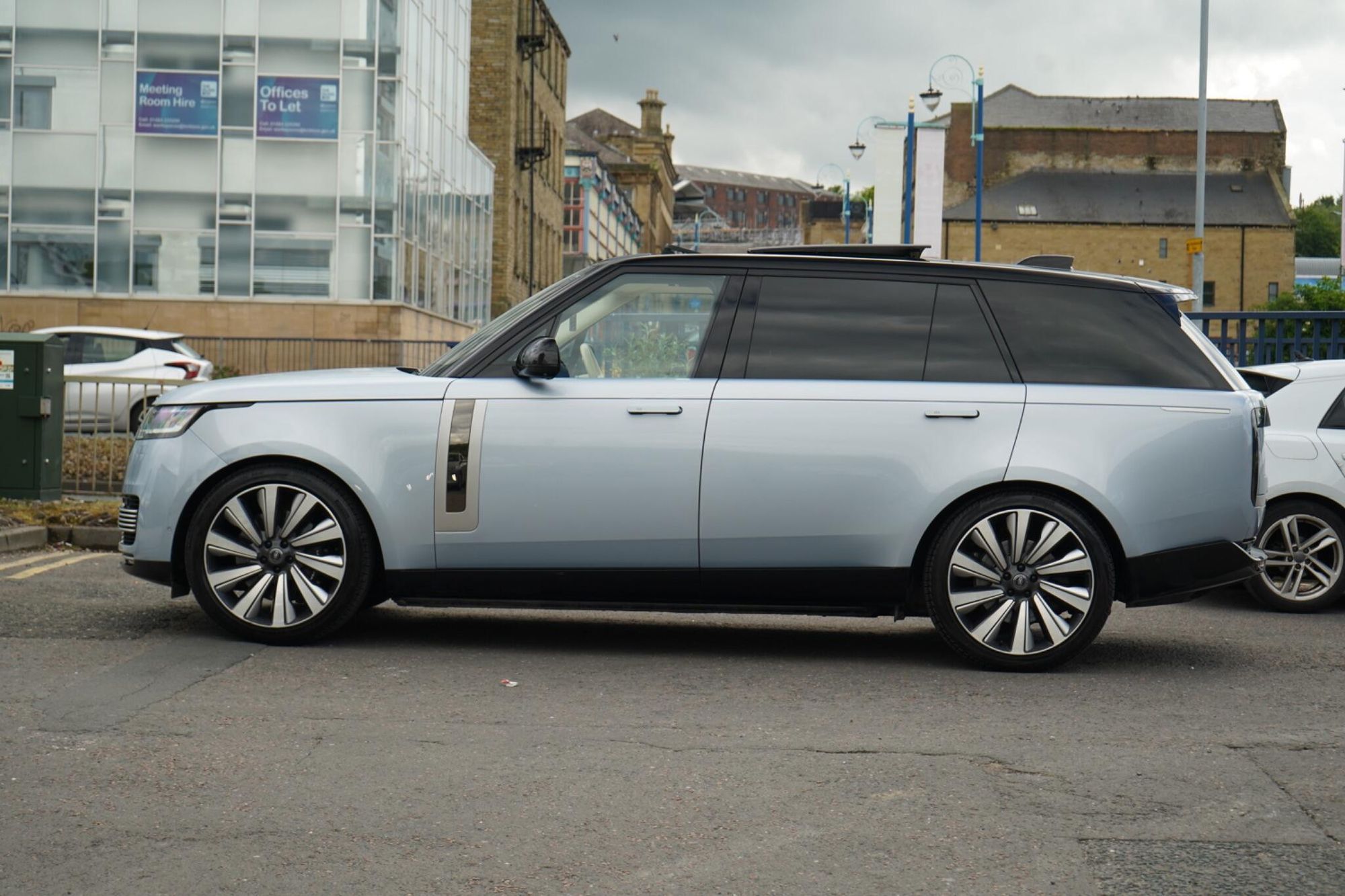 LAND ROVER RANGE ROVER ESTATE 4.4 P530 V8 SV LWB 4dr Auto for sale UK - Slide 8
