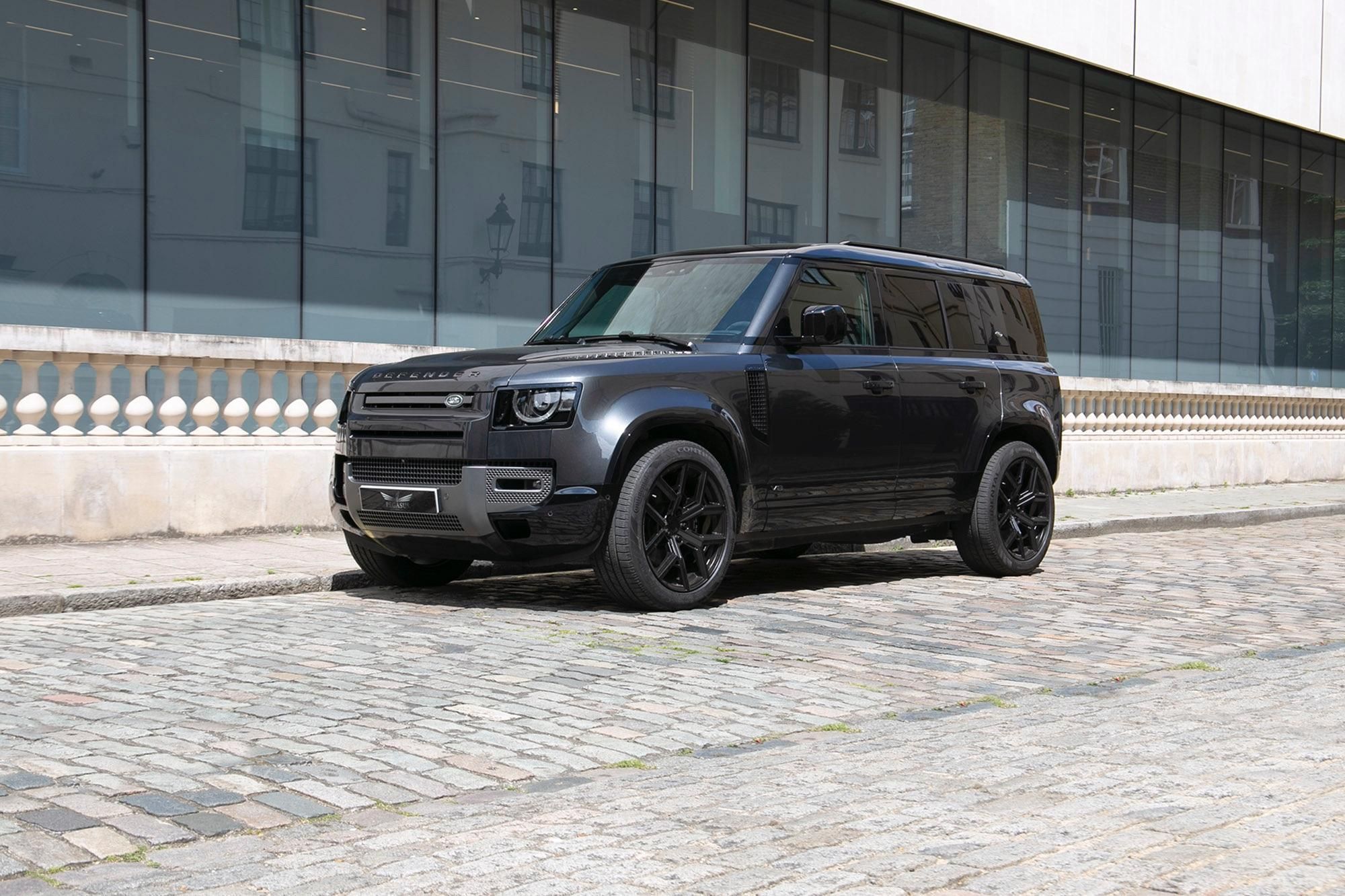 LAND ROVER DEFENDER ESTATE 5.0 P525 V8 110 5dr Auto for sale UK - Slide 2