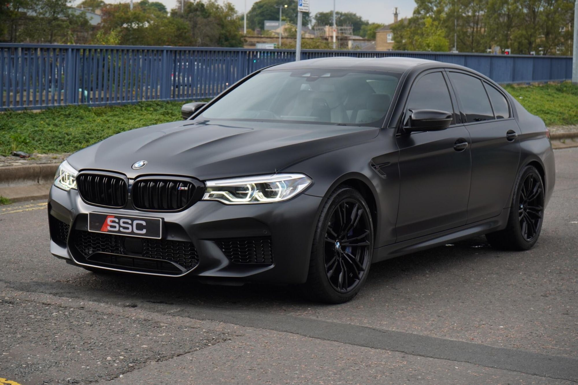 BMW M5 SALOON M5 4dr DCT for sale UK - Slide 7