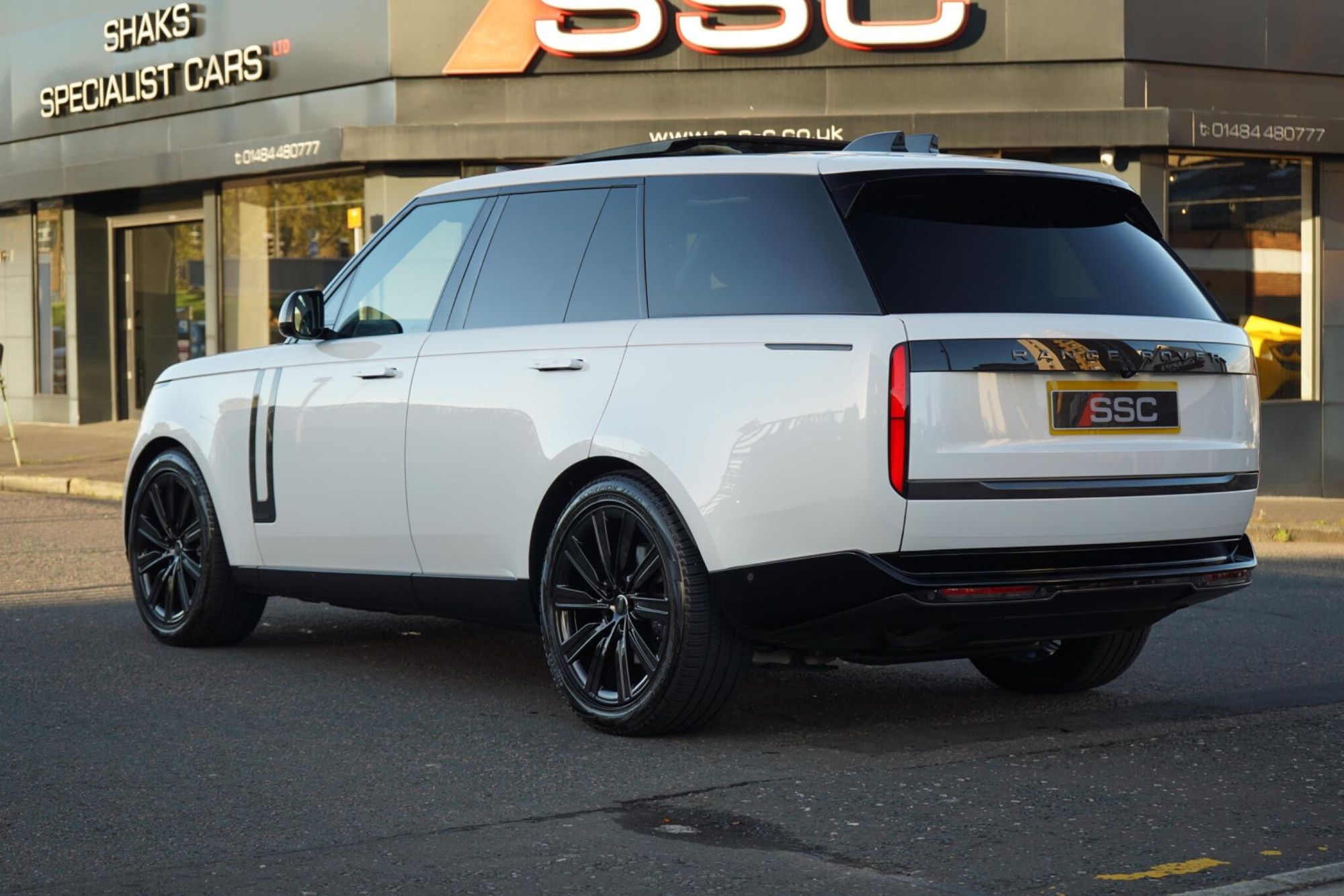 LAND ROVER RANGE ROVER ESTATE 3.0 P400 Autobiography 4dr Auto for sale UK - Slide 2