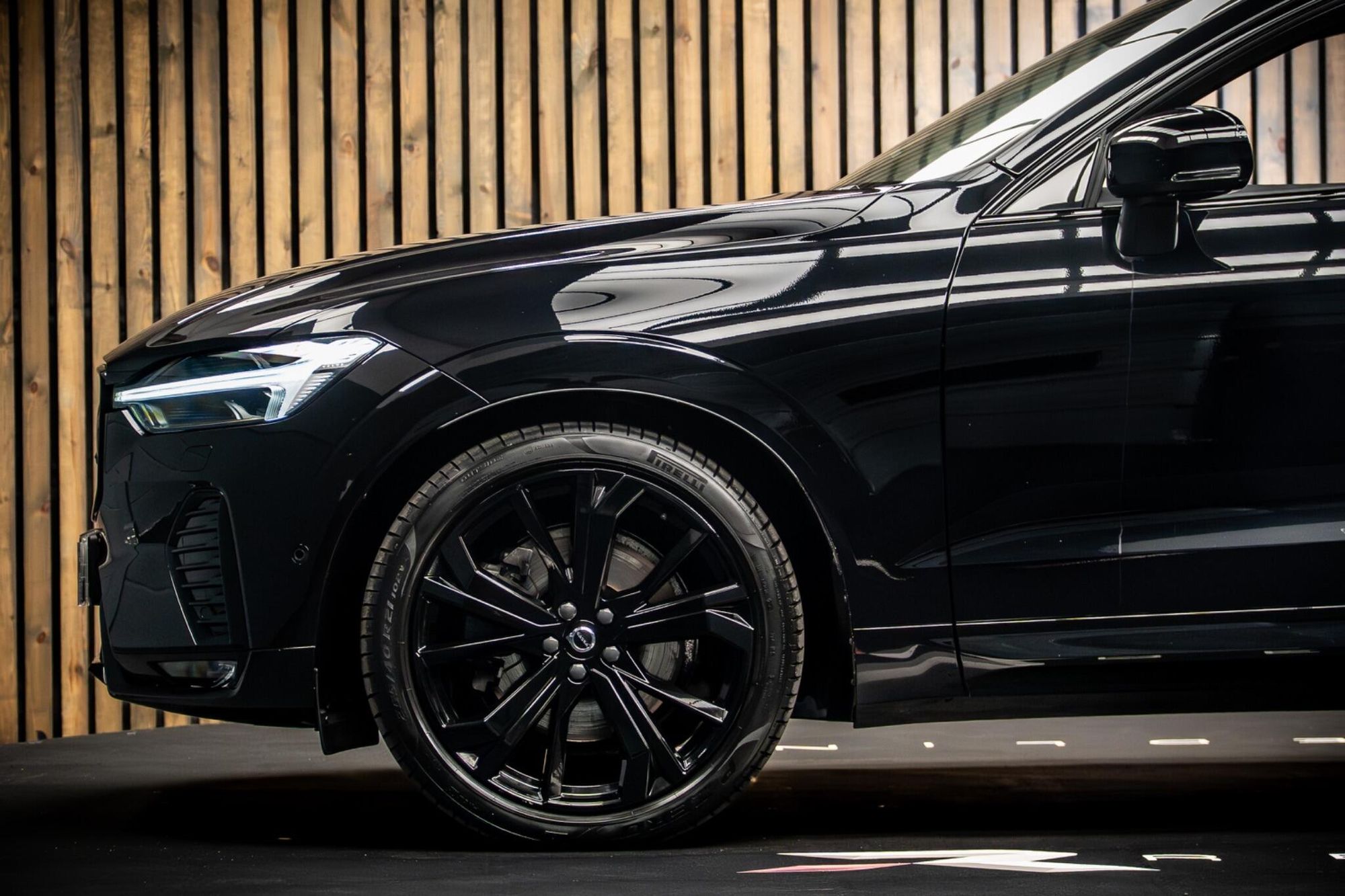VOLVO XC60 ESTATE 2.0 B5P Ultimate Black Edition 5dr AWD Geartronic for sale UK - Slide 9