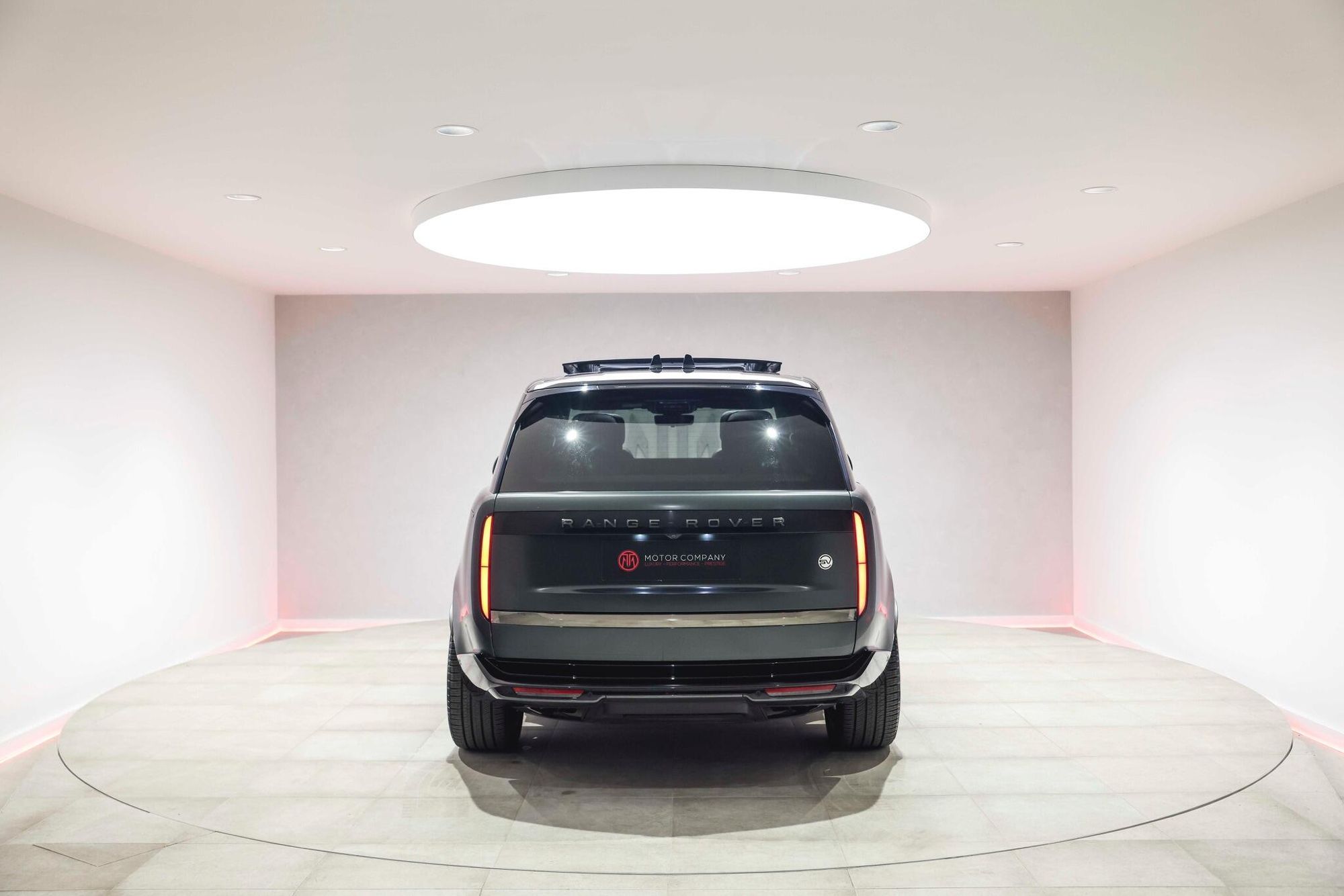 LAND ROVER RANGE ROVER ESTATE 4.4 P530 V8 SV 4dr Auto for sale UK - Slide 9