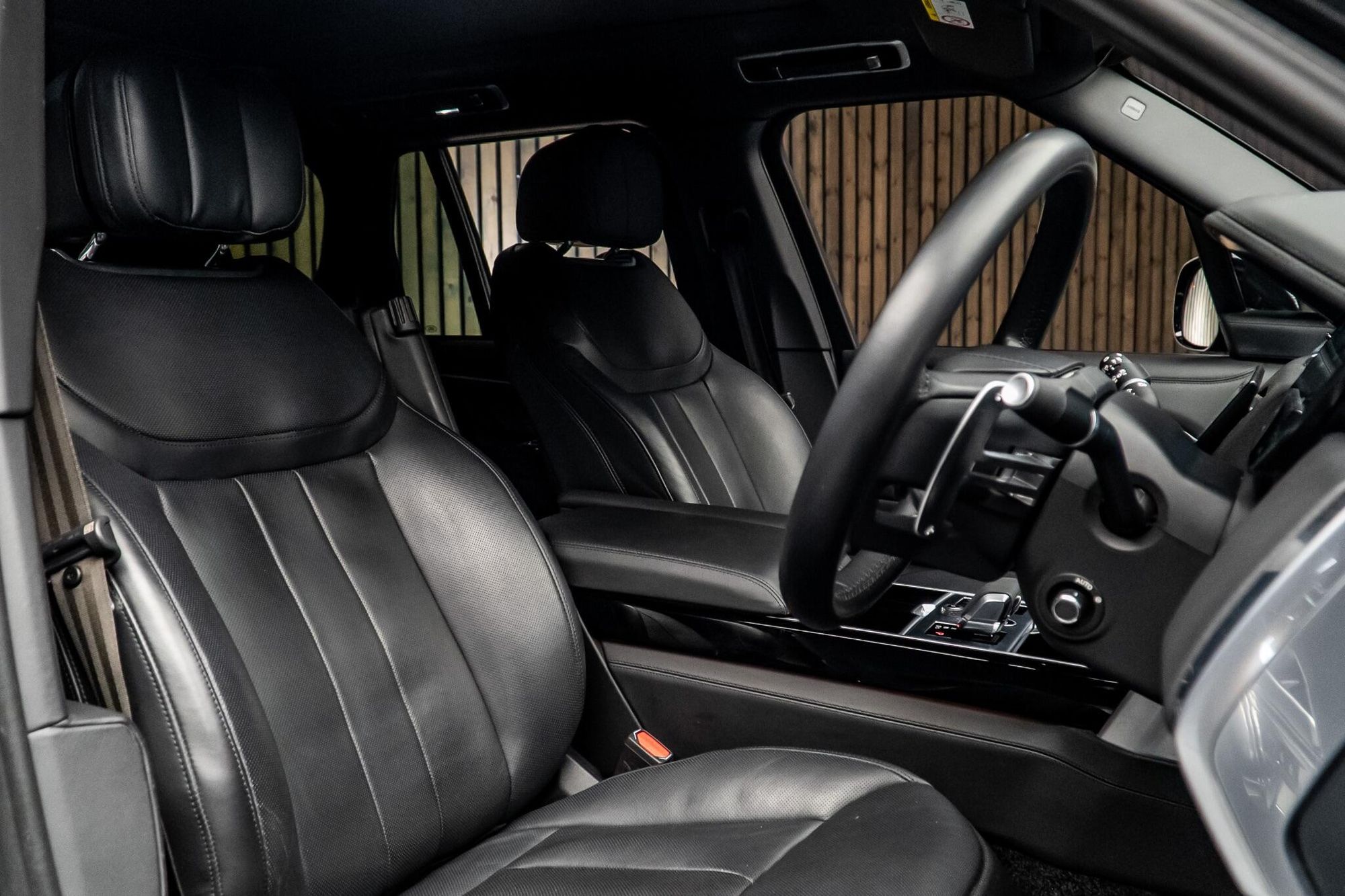 LAND ROVER RANGE ROVER ESTATE 3.0 P440e Autobiography 4dr Auto for sale UK - Slide 2