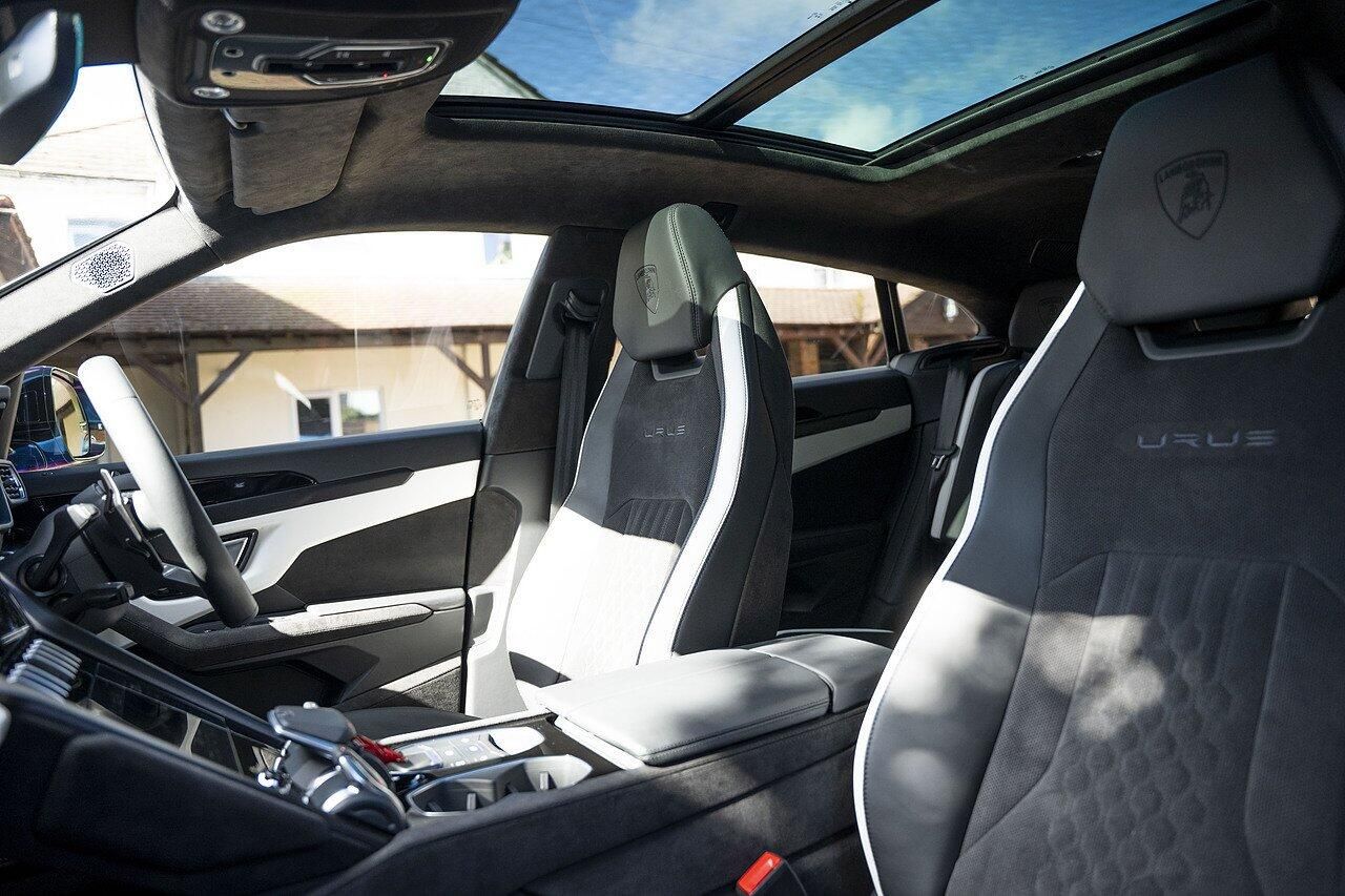 LAMBORGHINI URUS ESTATE 4.0T FSI V8 S 5dr Auto for sale UK - Slide 9