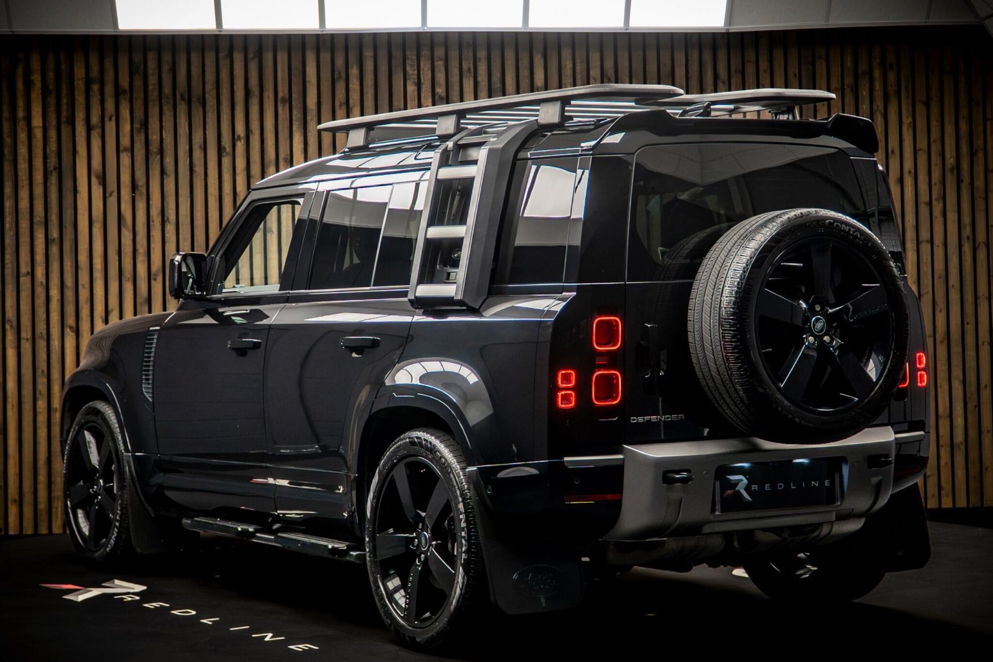 LAND ROVER DEFENDER DIESEL ESTATE 3.0 D300 X-Dynamic SE 110 5dr Auto for sale UK - Slide 3