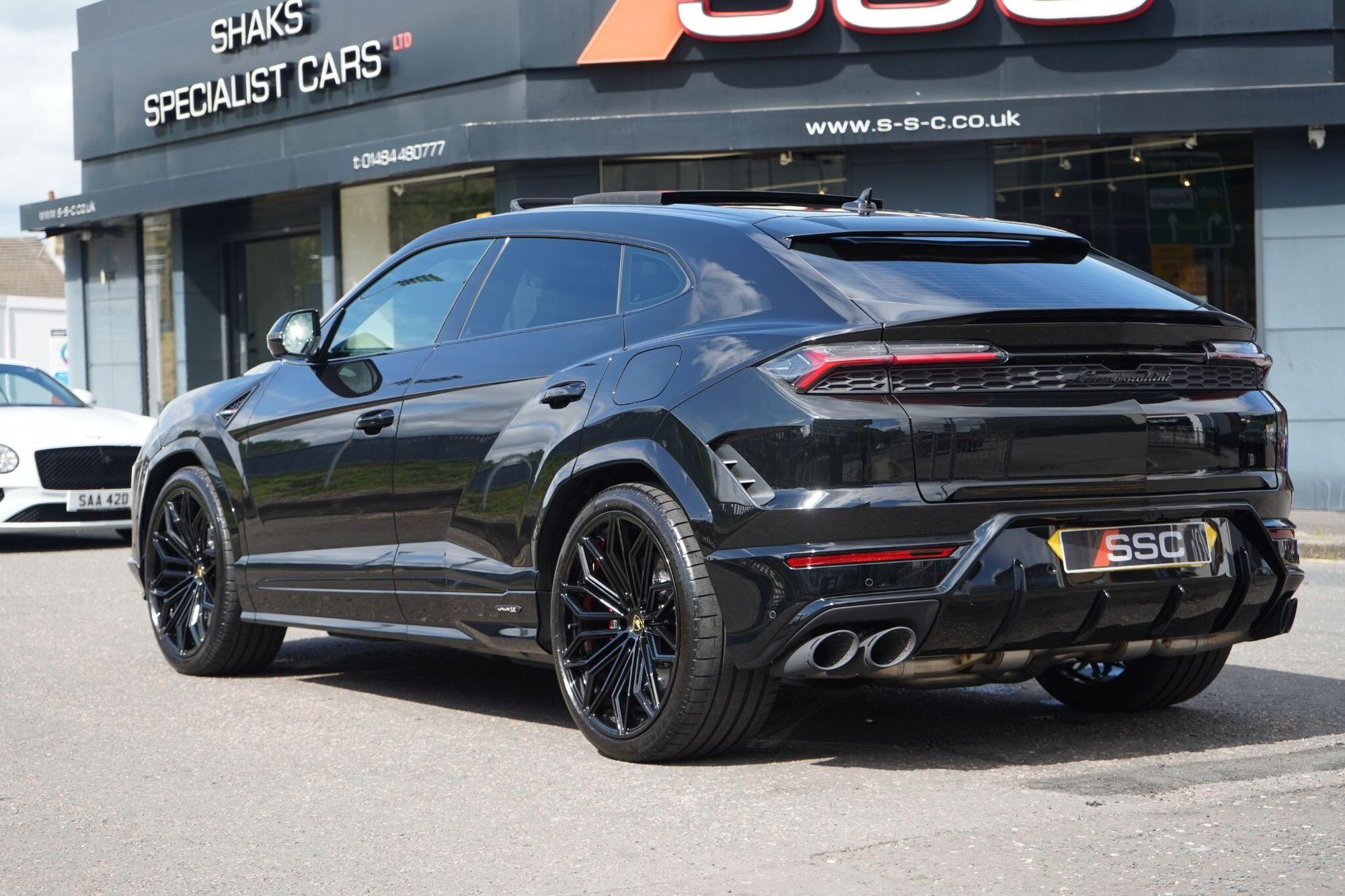 LAMBORGHINI URUS ESTATE 4.0T 25.9kWh Plug-in Hybrid FSI V8 5dr Auto for sale UK - Slide 9