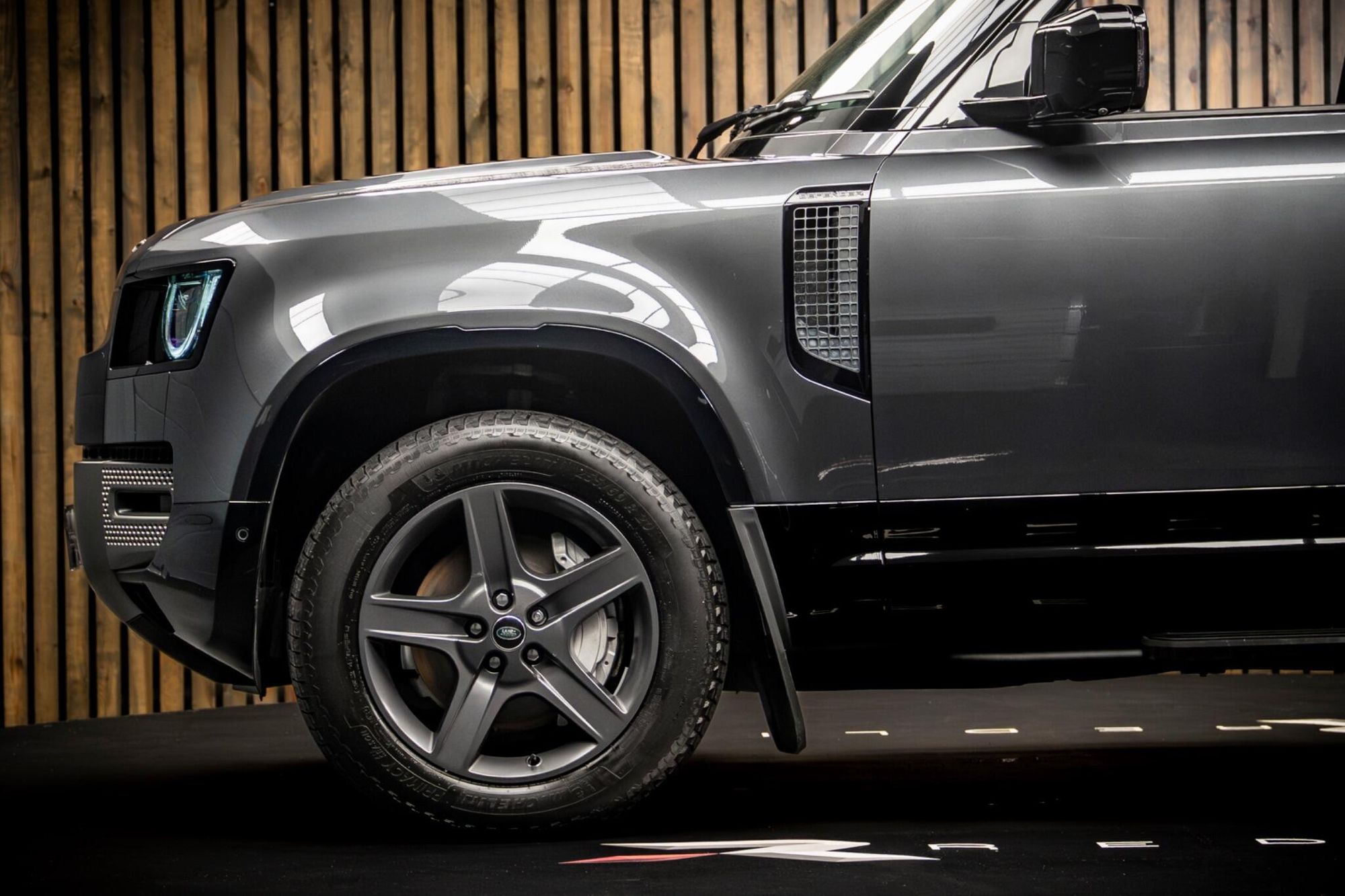 LAND ROVER DEFENDER DIESEL ESTATE 3.0 D350 X-Dynamic SE 90 3dr Auto for sale UK - Slide 9
