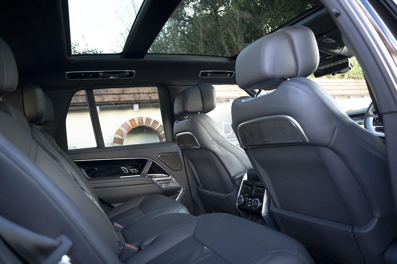 LAND ROVER RANGE ROVER ESTATE 3.0 P400 Autobiography 4dr Auto for sale UK - Slide 10