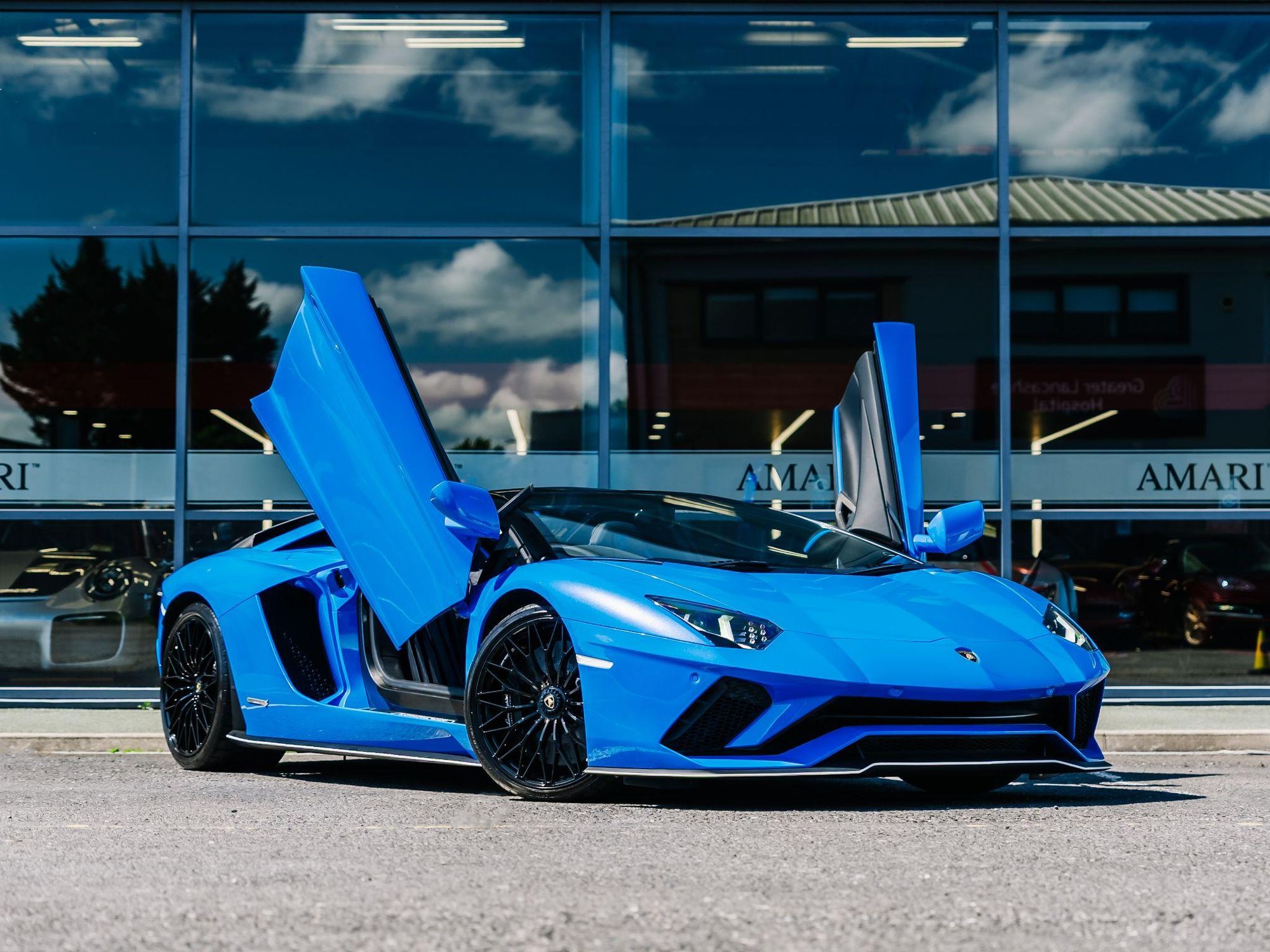 LAMBORGHINI AVENTADOR ROADSTER LP 740-4 S 2dr ISR for sale UK - Slide 2