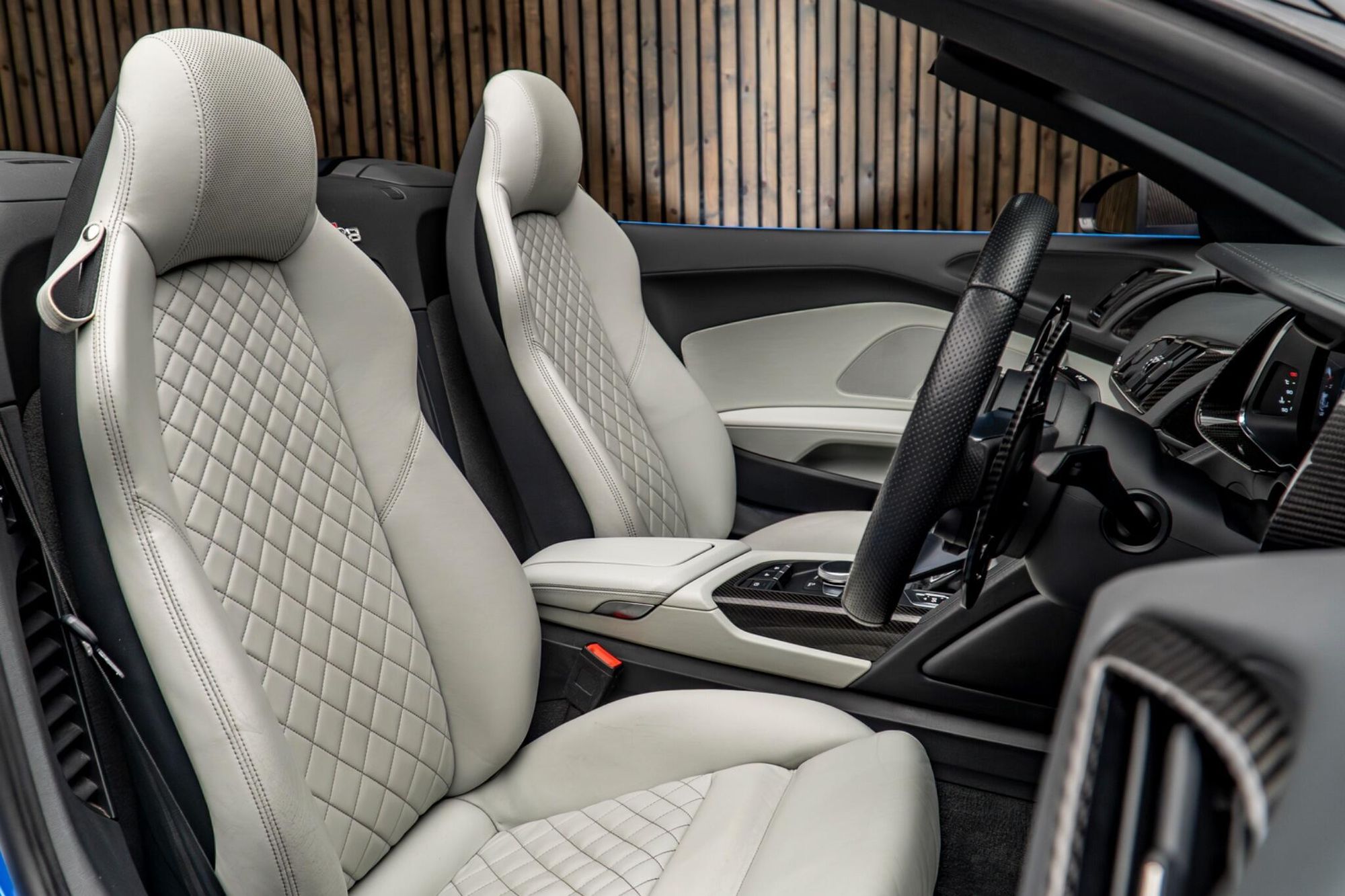 AUDI R8 SPYDER 5.2 V10 Quattro Performance Ed Carbon 2dr S Tronic for sale UK - Slide 2