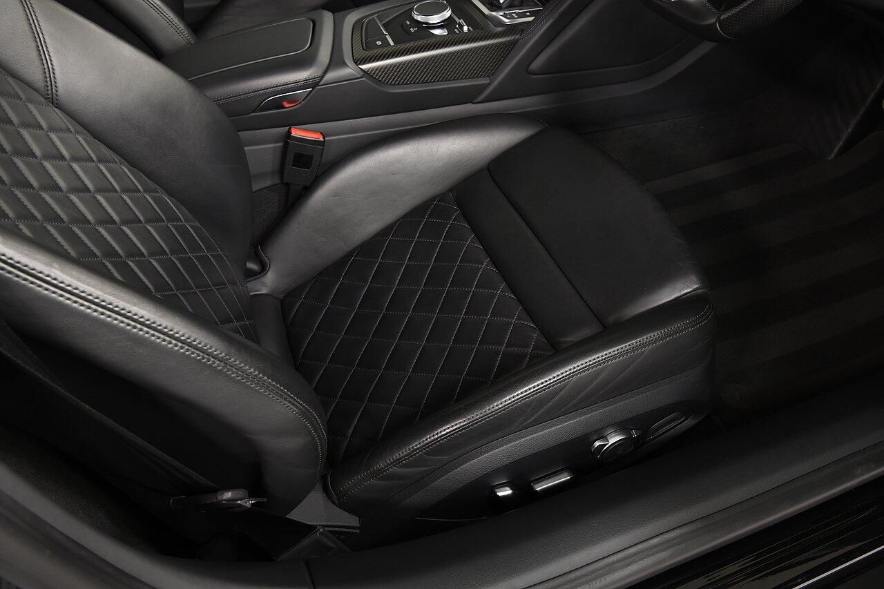 AUDI R8 COUPE 5.2 FSI V10 Plus Quattro 2dr S Tronic for sale UK - Slide 10