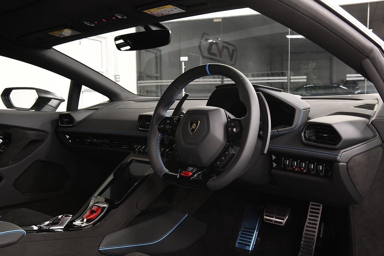 LAMBORGHINI HURACAN EVO COUPE 5.2 V10 610 Sterrato 2dr Auto AWD for sale UK - Slide 4