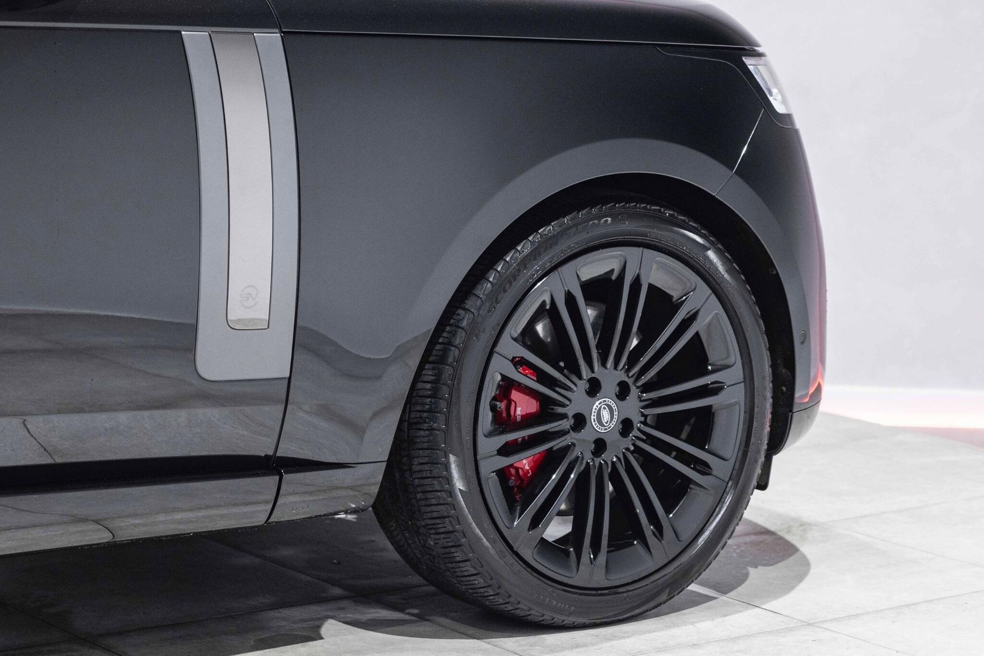 LAND ROVER RANGE ROVER ESTATE 4.4 P615 V8 SV 4dr Auto for sale UK - Slide 4