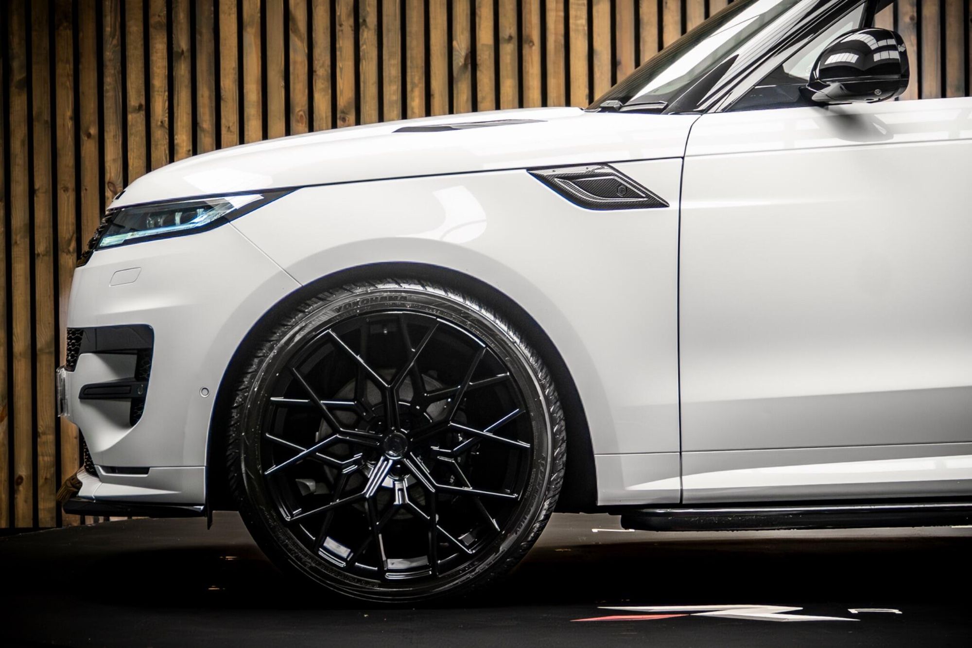 LAND ROVER RANGE ROVER SPORT DIESEL ESTATE 3.0 D300 Dynamic SE 5dr Auto for sale UK - Slide 9